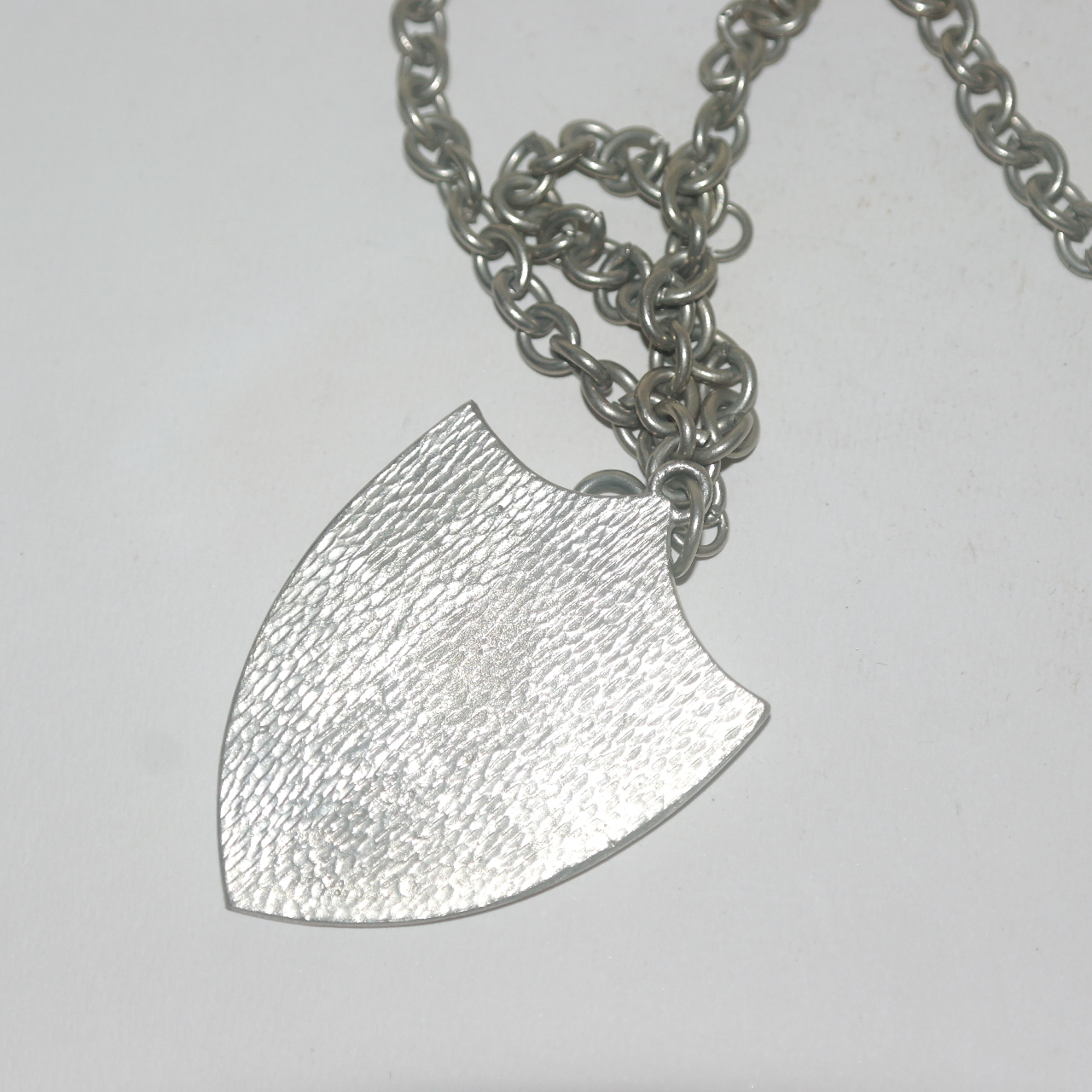 유럽산 왕관이 조각된 목걸이