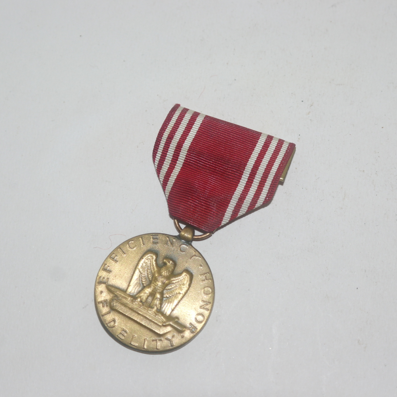 청동으로된 독수리가 조각된 메달