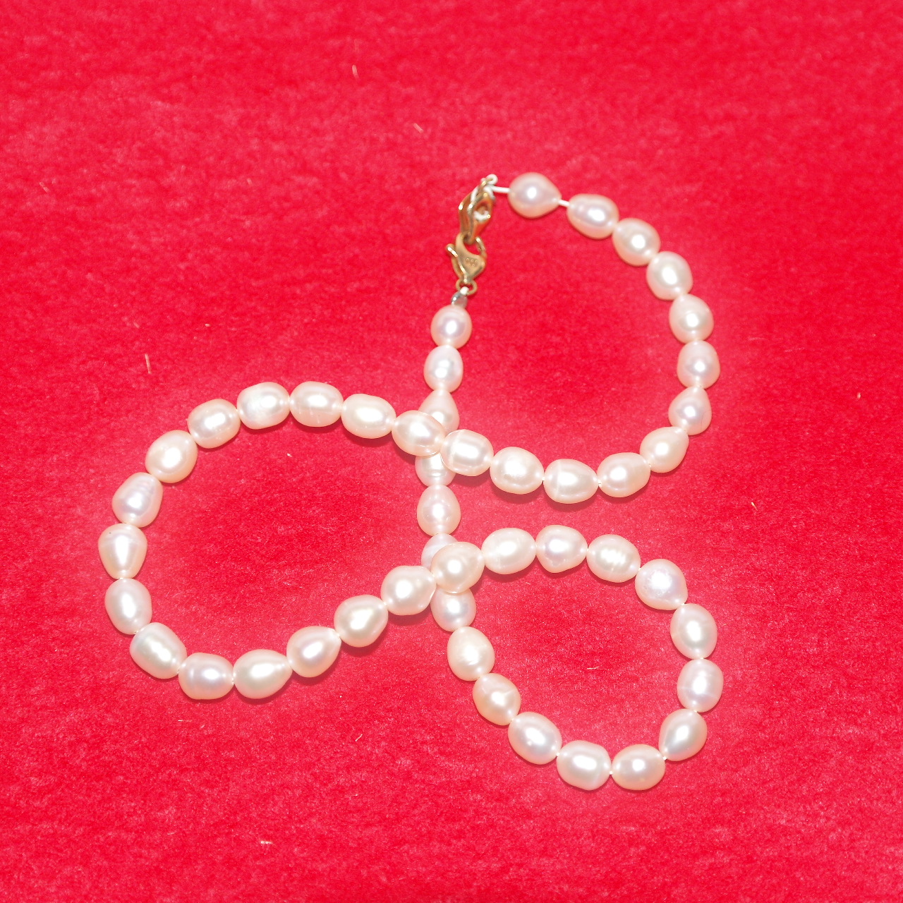 천연진주에 18K 순금으로된 고리가 있는 목걸이