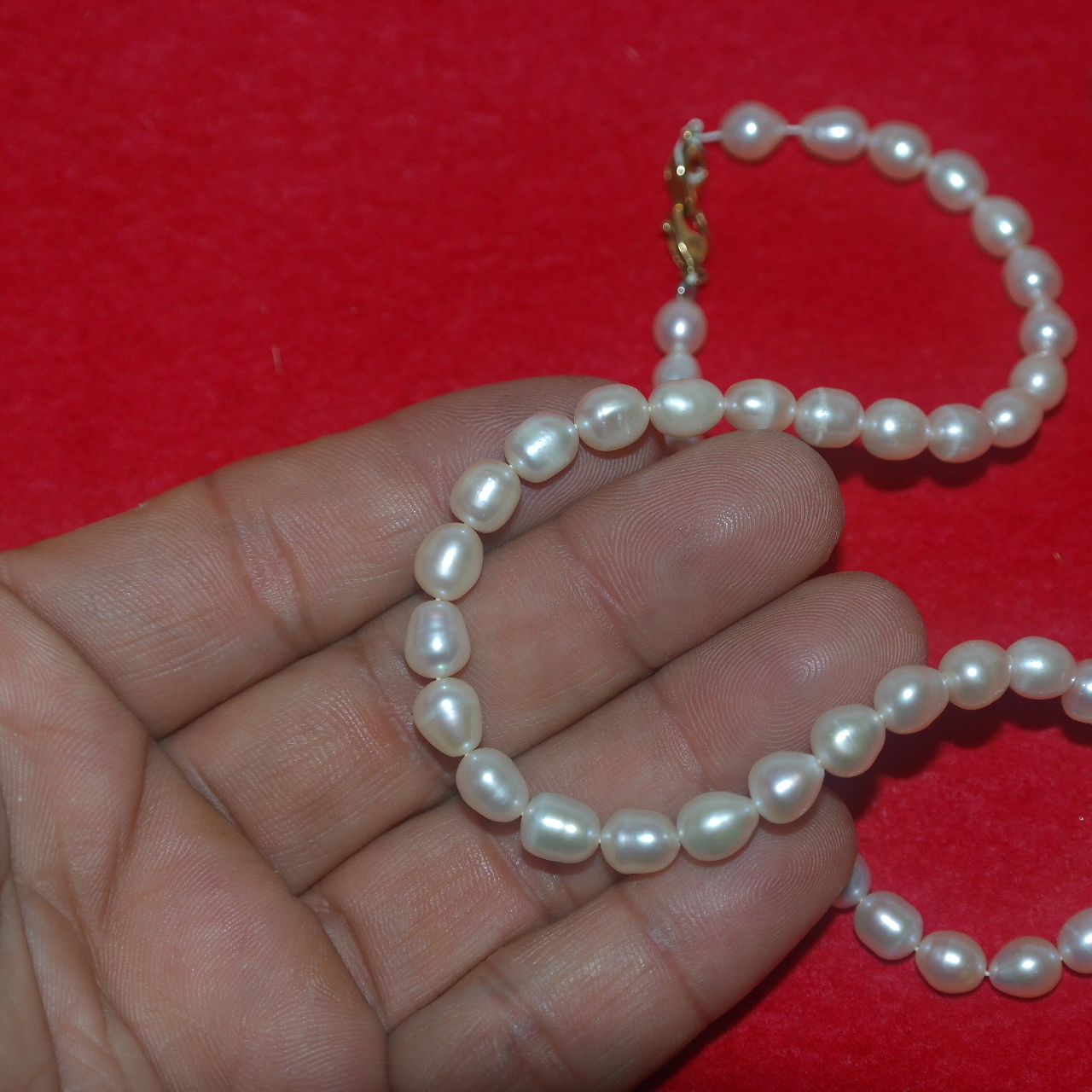 천연진주에 18K 순금으로된 고리가 있는 목걸이