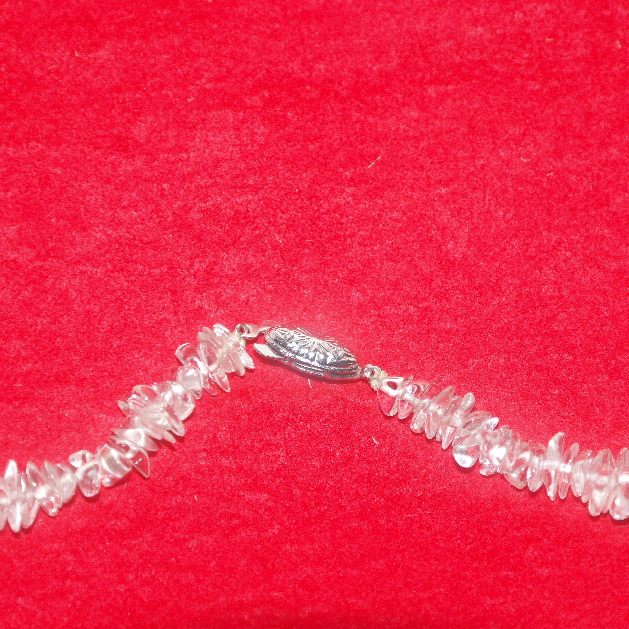 천연수정에 순은으로된 고리가 있는 목걸이