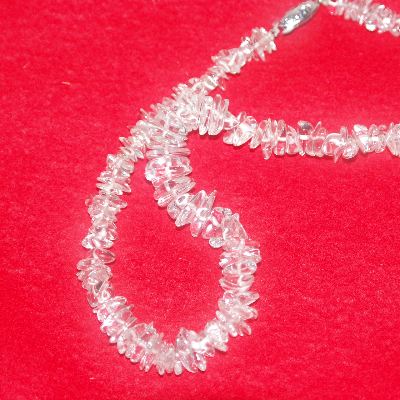 천연수정에 순은으로된 고리가 있는 목걸이