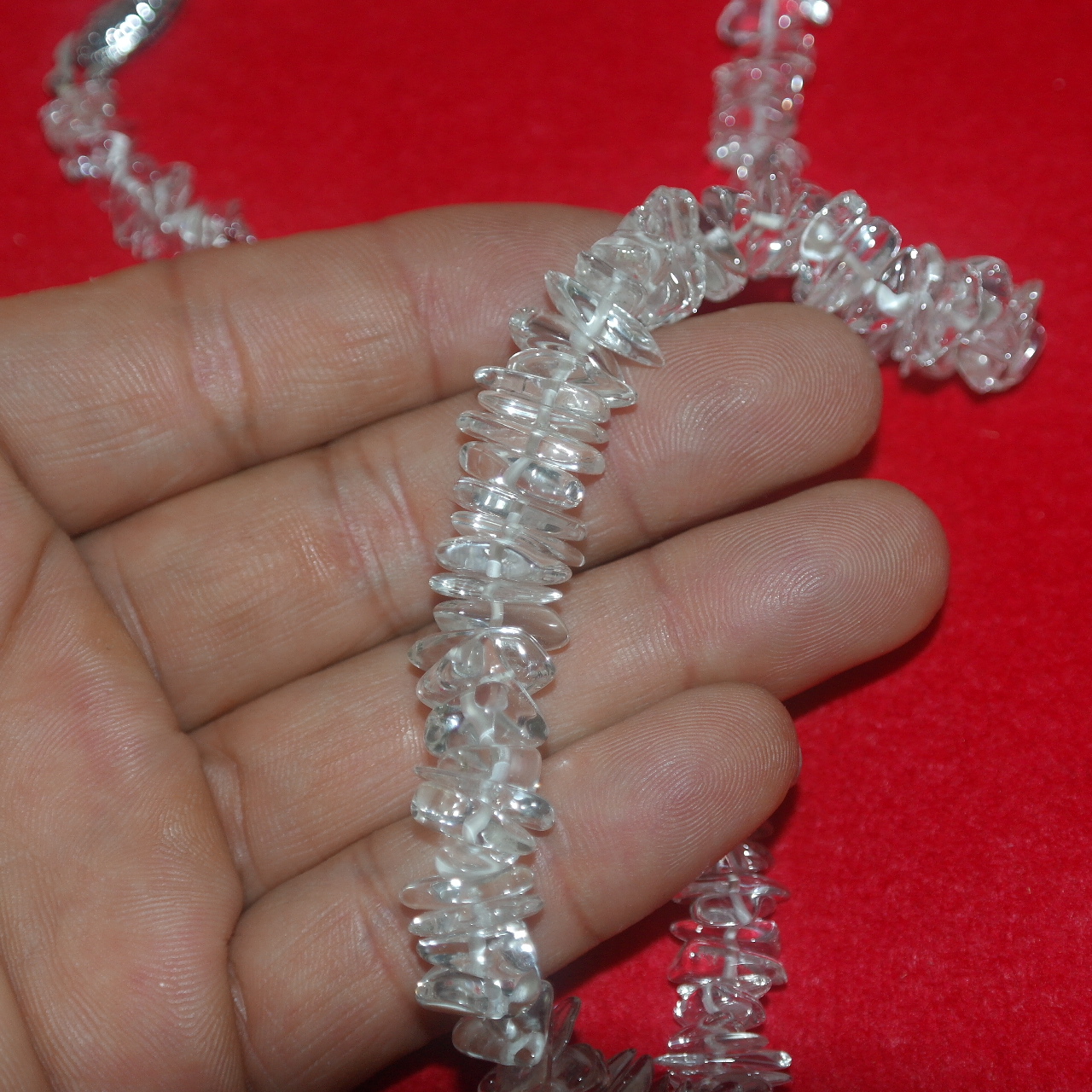 천연수정에 순은으로된 고리가 있는 목걸이