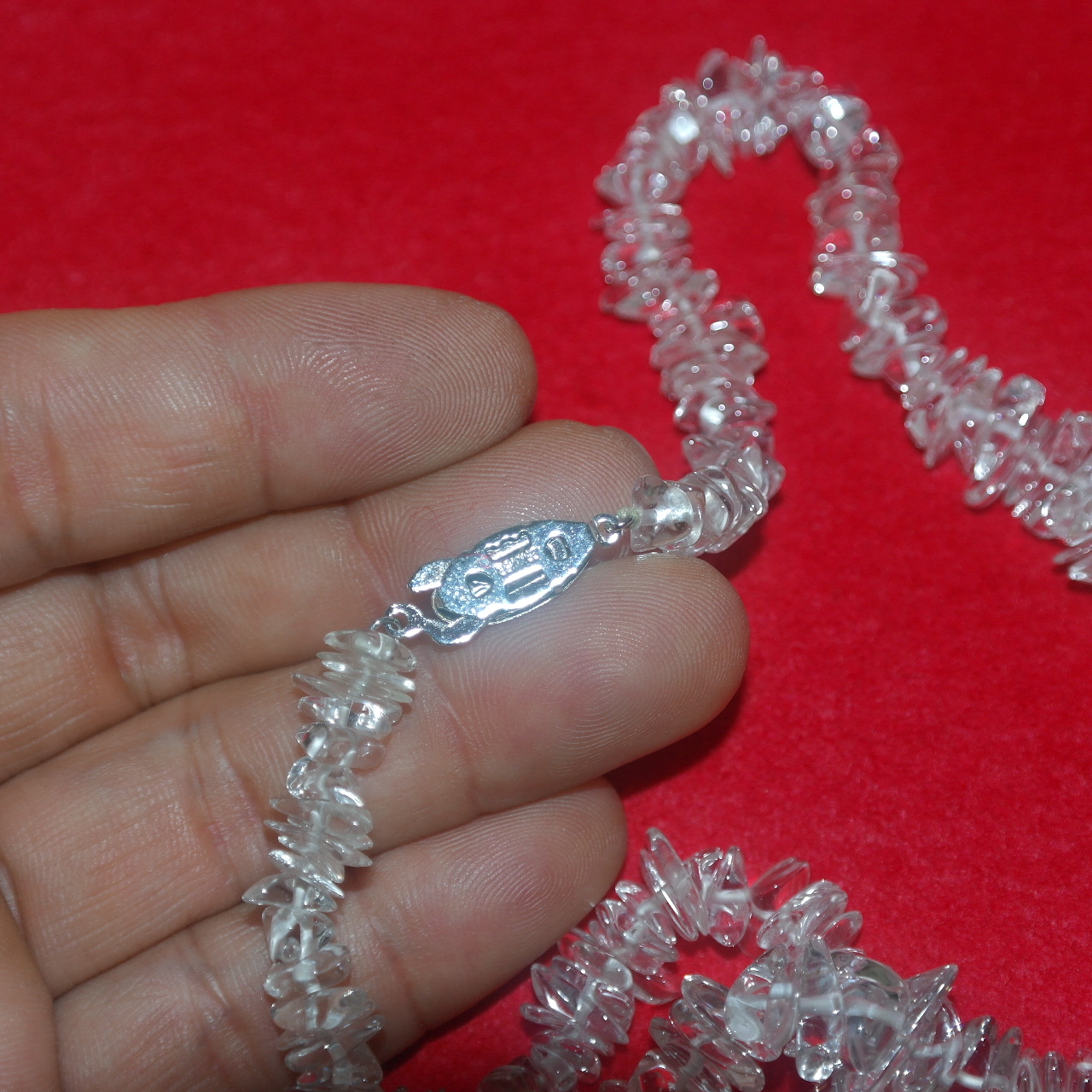 천연수정에 순은으로된 고리가 있는 목걸이