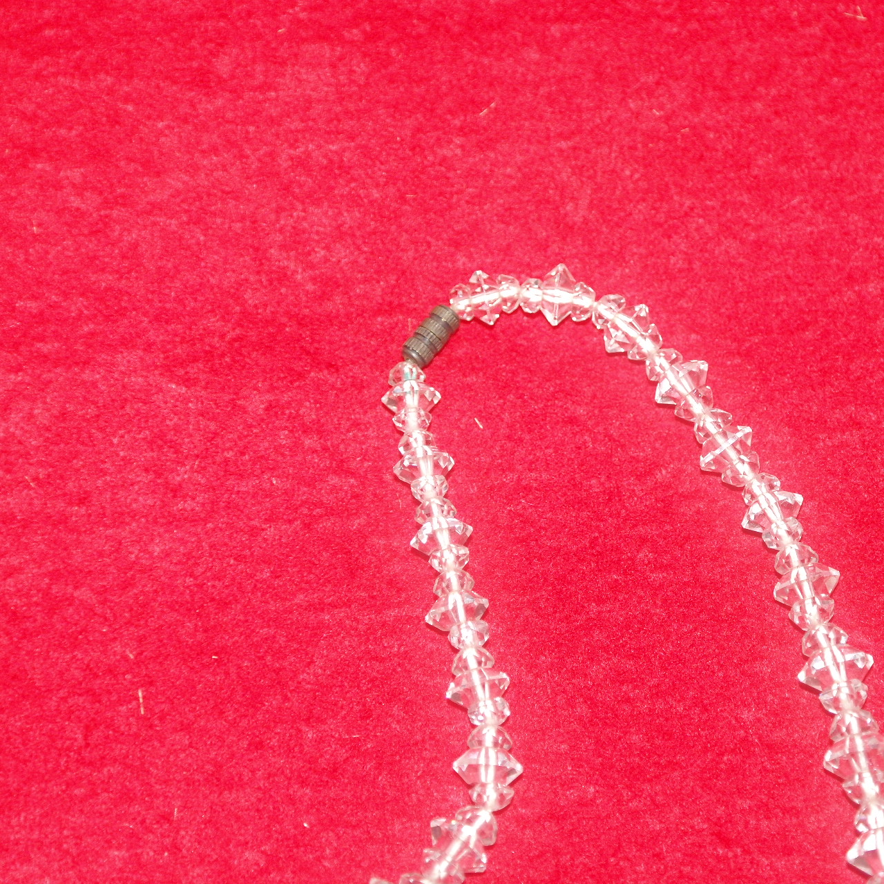 천연수정으로된 목걸이