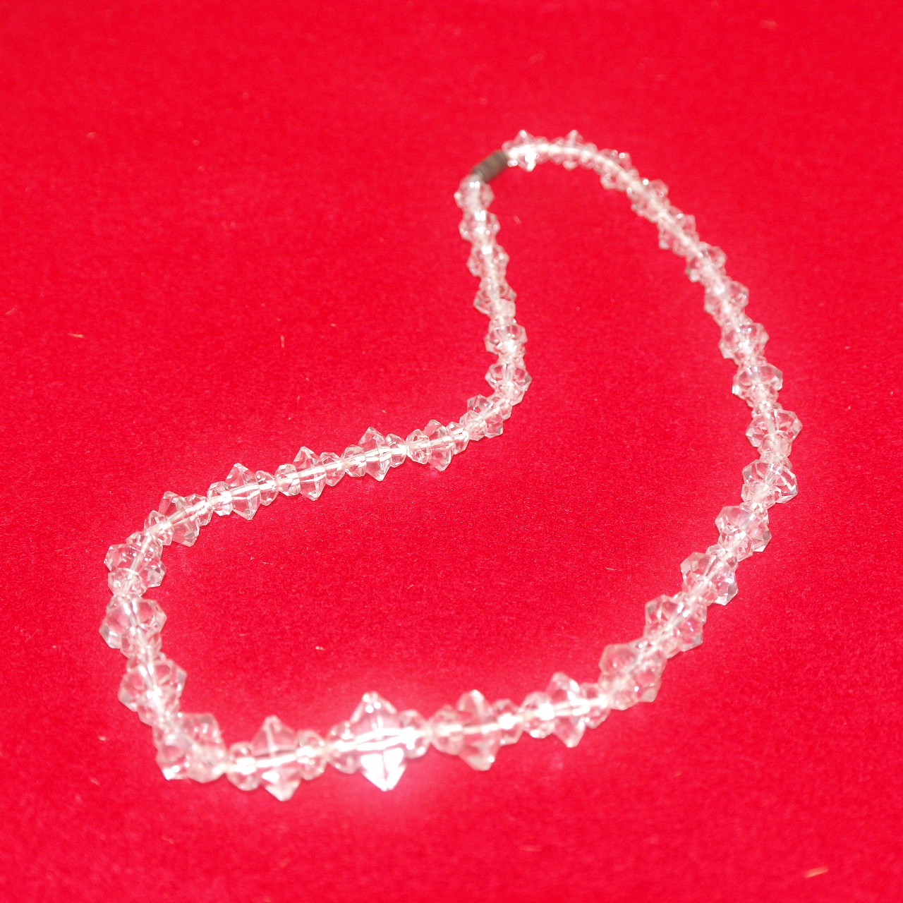 천연수정으로된 목걸이