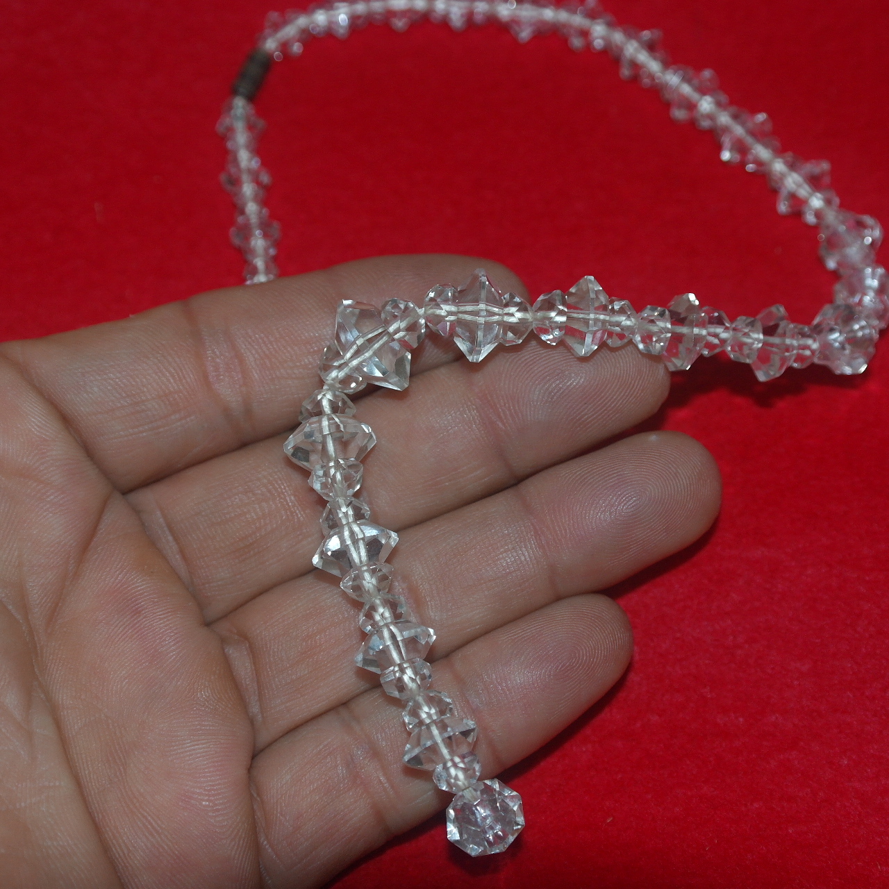 천연수정으로된 목걸이