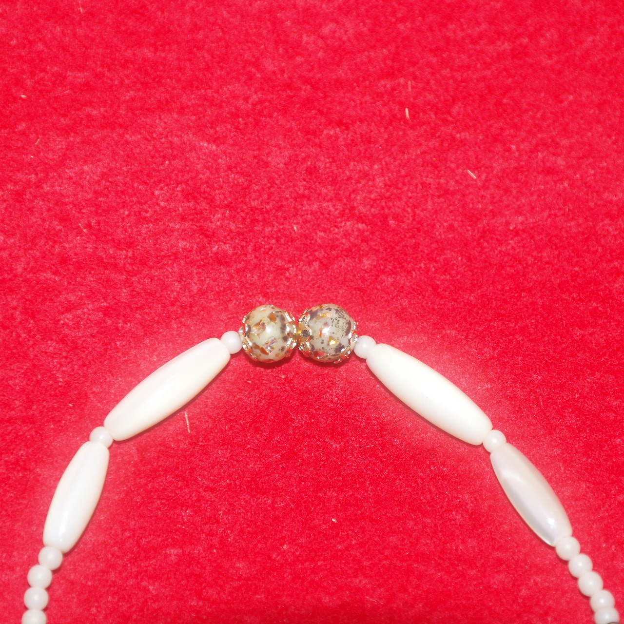 진주조개재질에 칠보화문된 팔찌