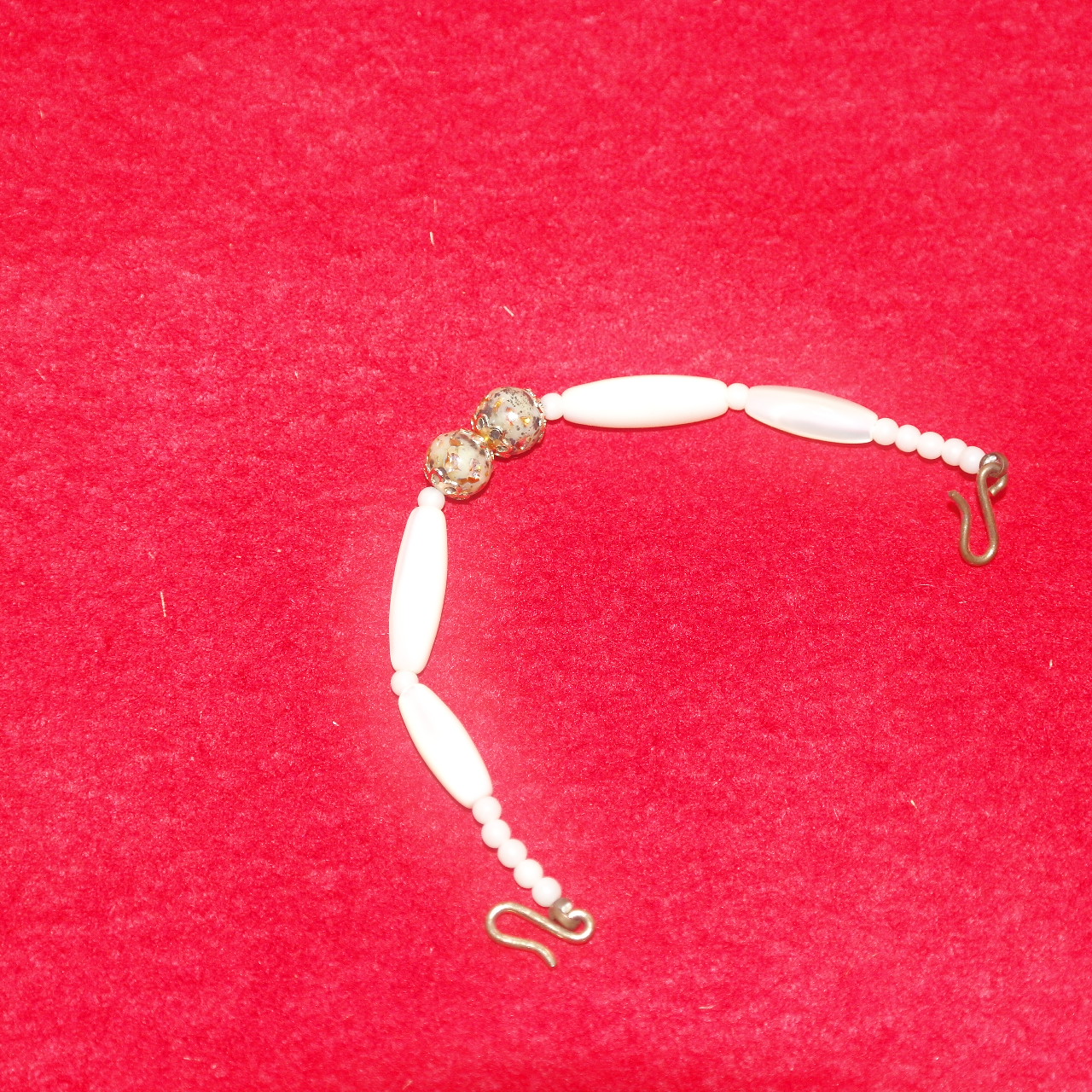 진주조개재질에 칠보화문된 팔찌