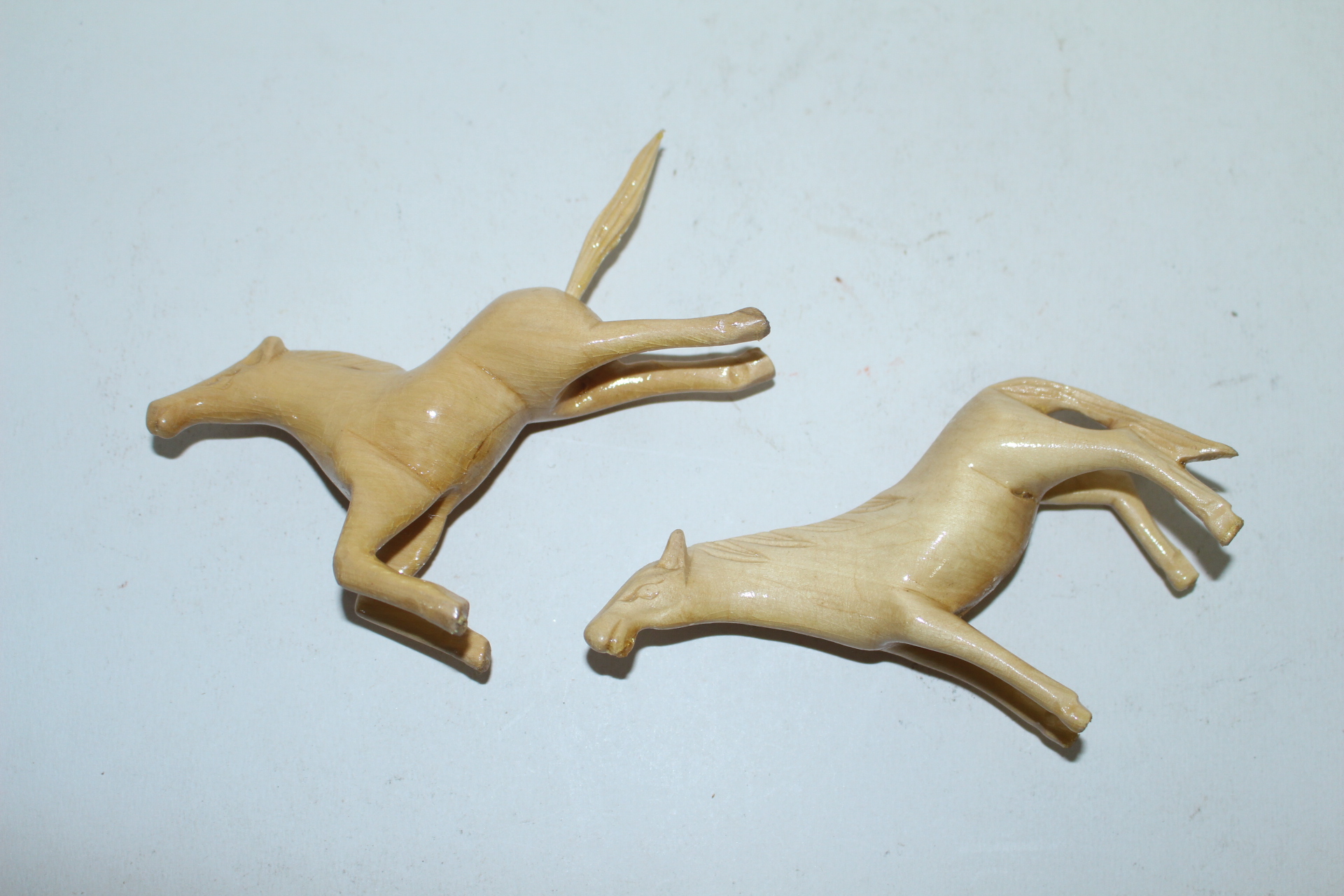 나무를 통으로 조각한 말 조각상 2점