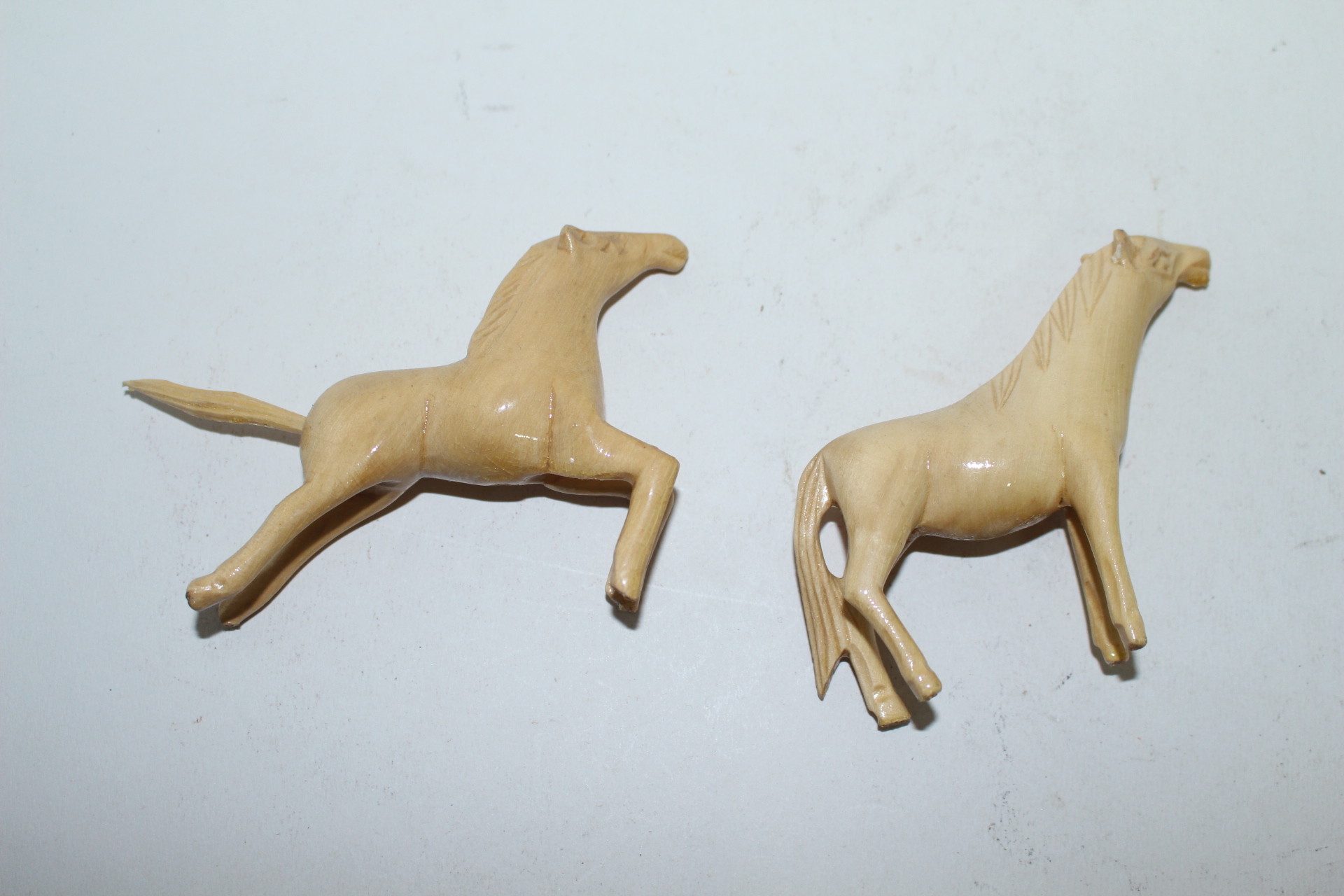 나무를 통으로 조각한 말 조각상 2점