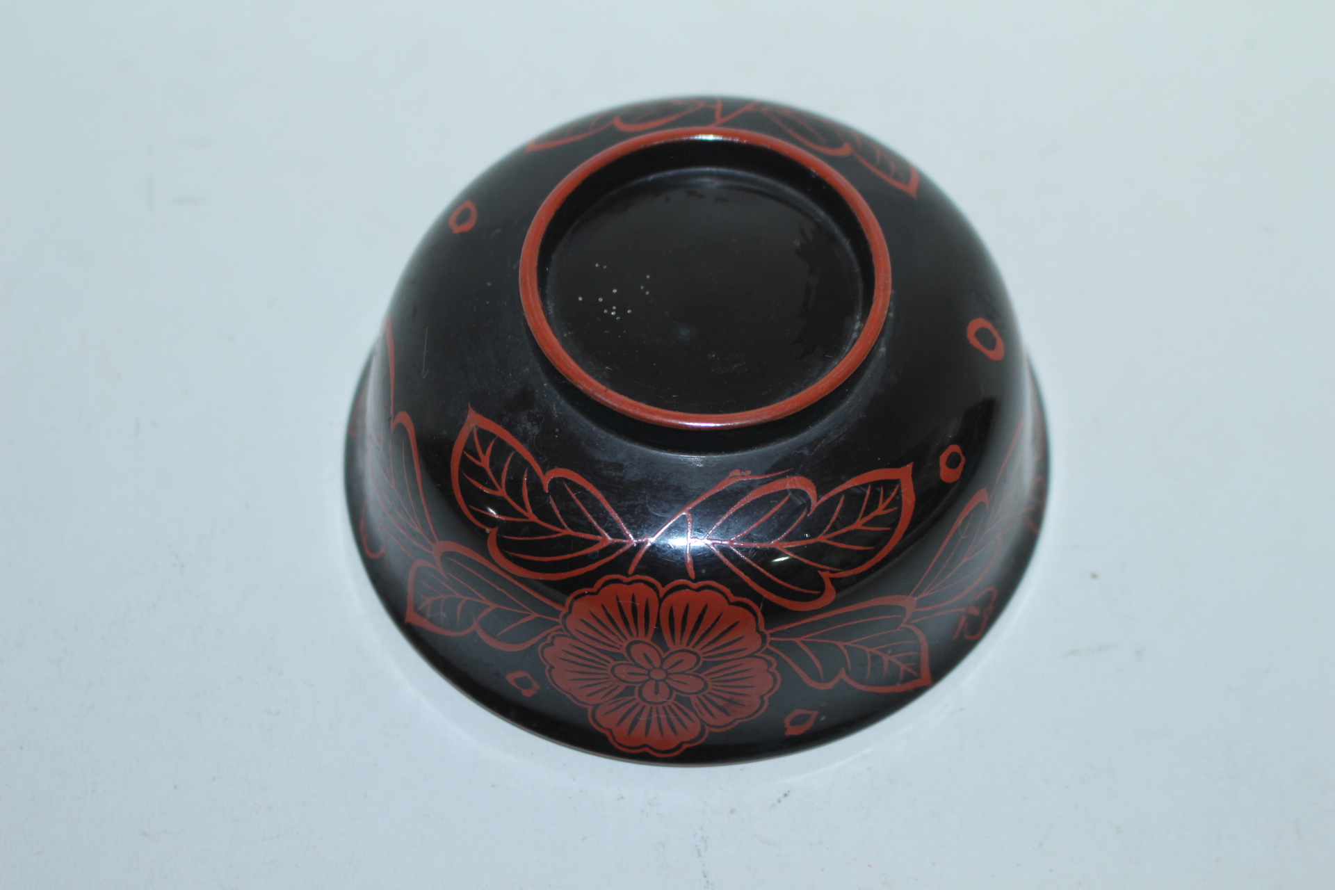 연대가좋은 나무에 옷칠후 화문이 그려진 완