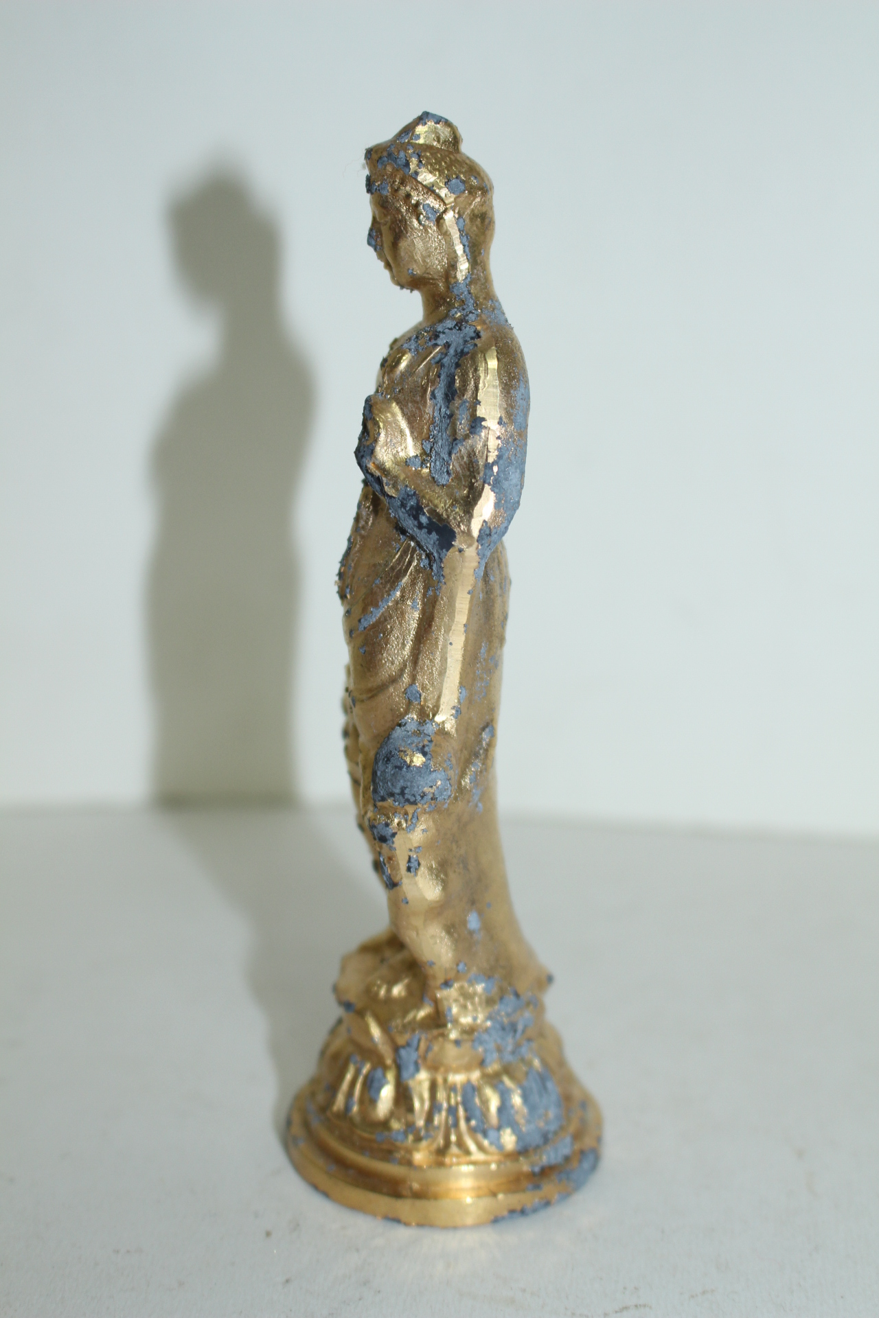 금속재질에 일부녹수가 있는 불상입상