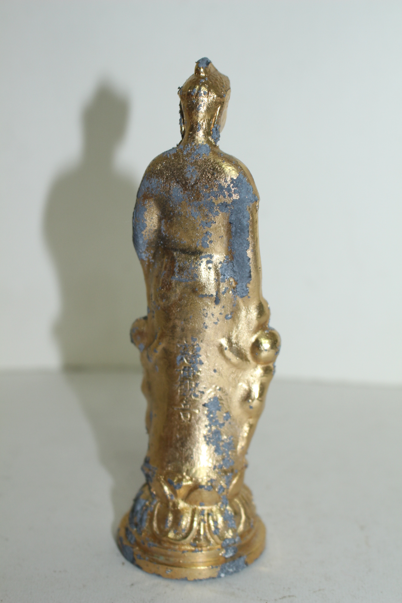 금속재질에 일부녹수가 있는 불상입상