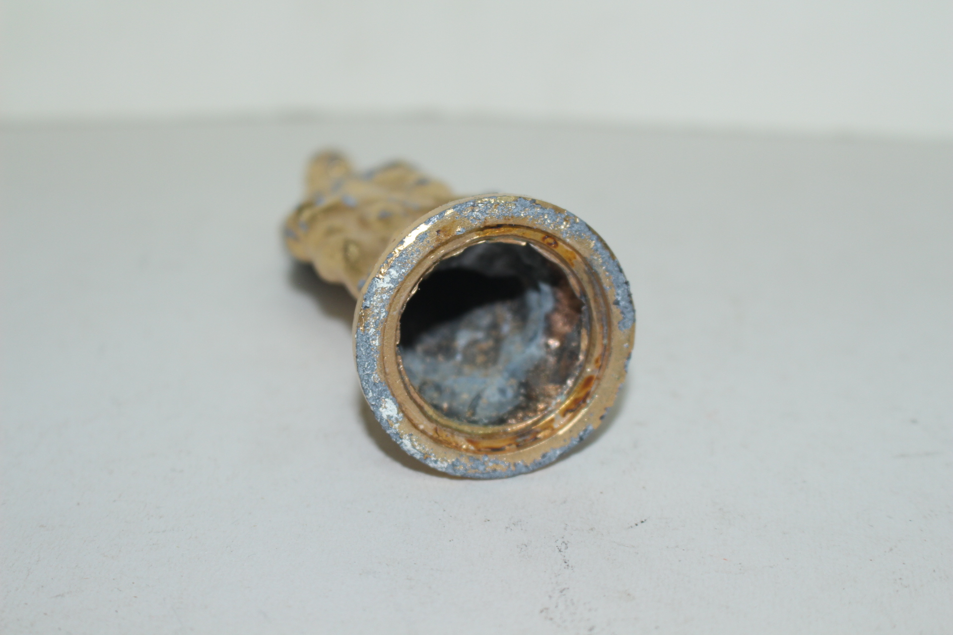 금속재질에 일부녹수가 있는 불상입상