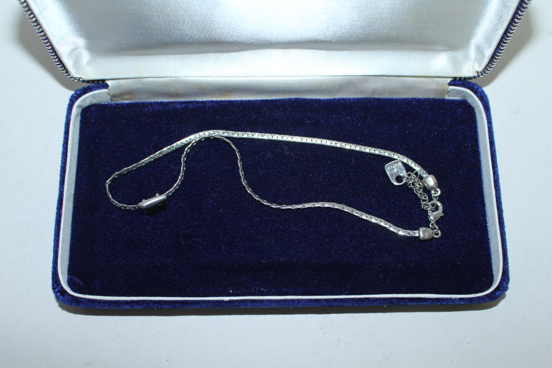 보석이 장식된 목걸이