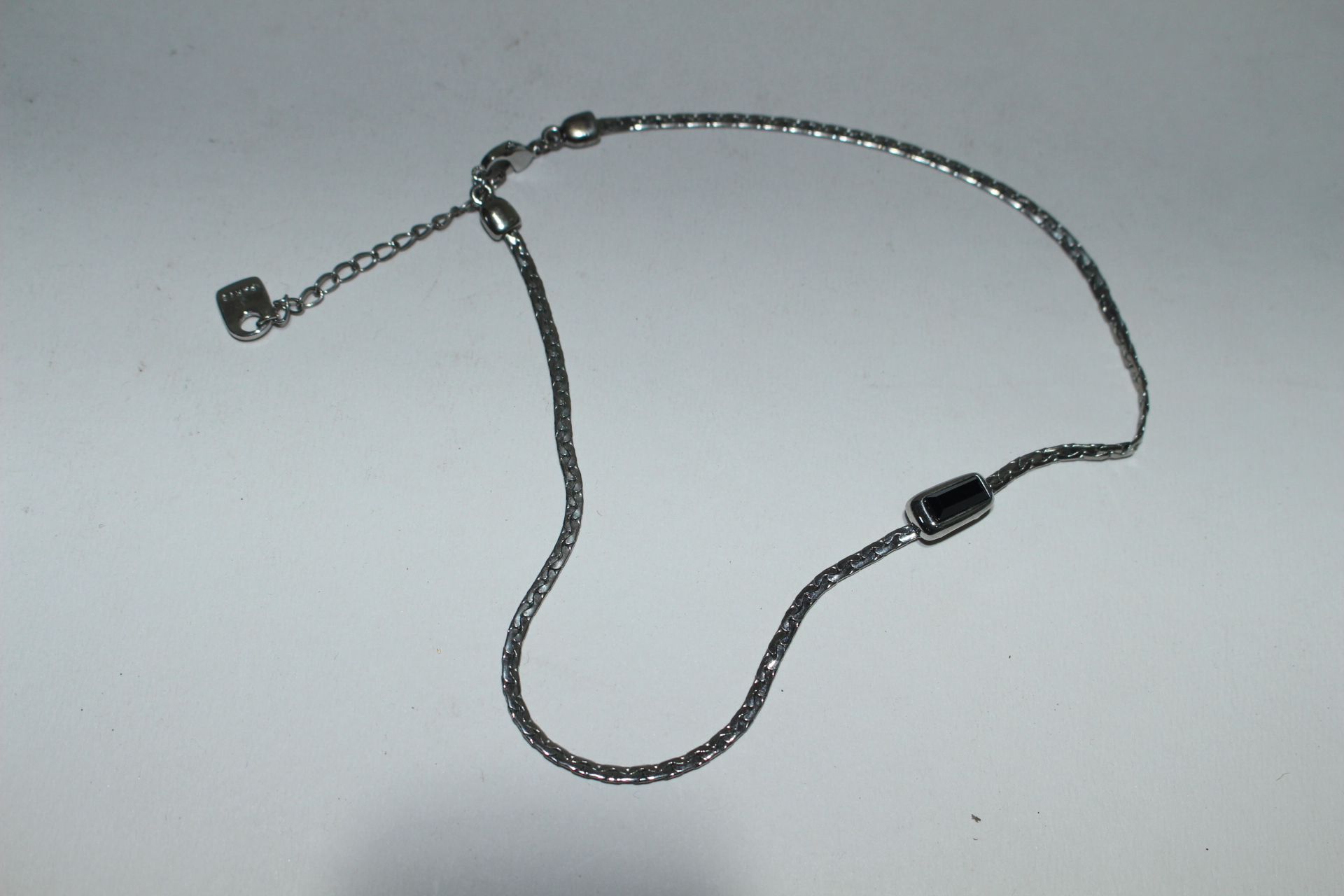 보석이 장식된 목걸이