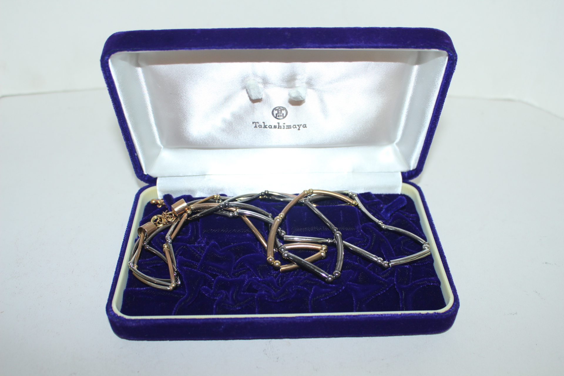 금속재질로된 금은빛의 목걸이