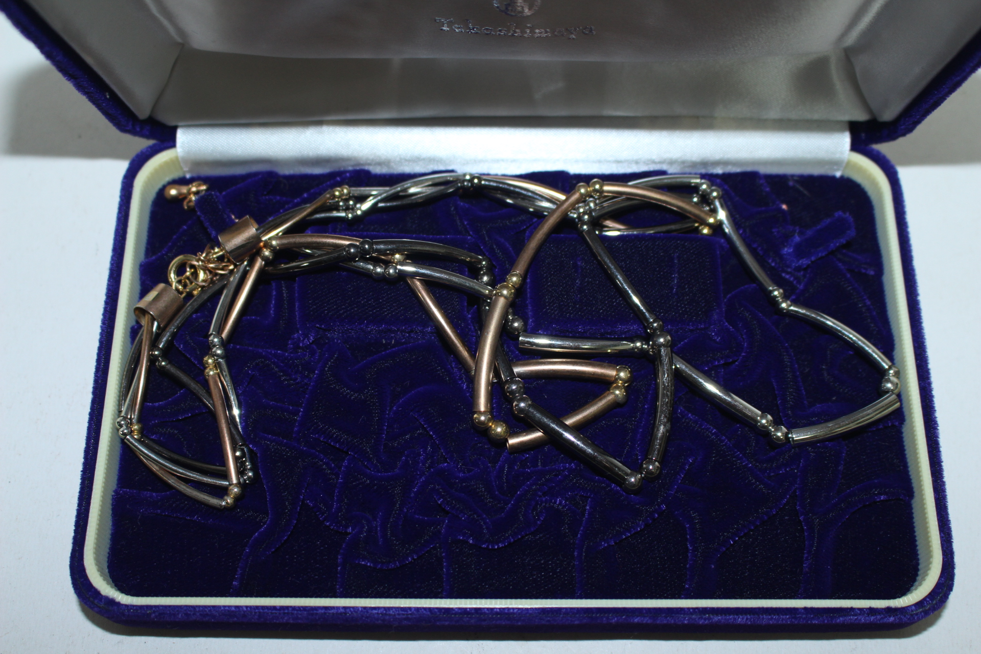 금속재질로된 금은빛의 목걸이