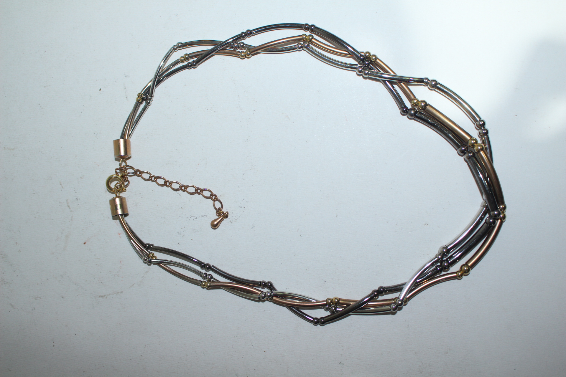 금속재질로된 금은빛의 목걸이