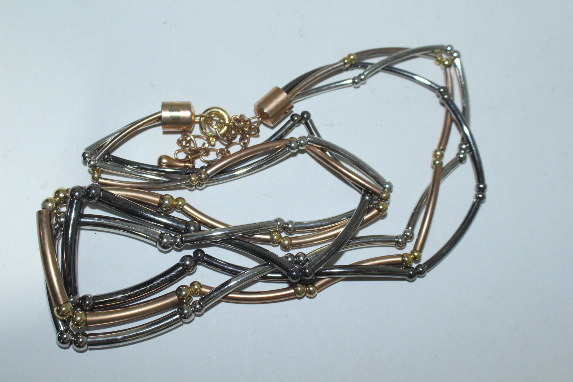 금속재질로된 금은빛의 목걸이