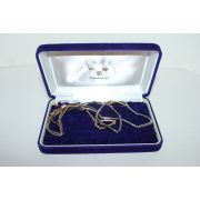 금속재질로된 금은빛의 목걸이