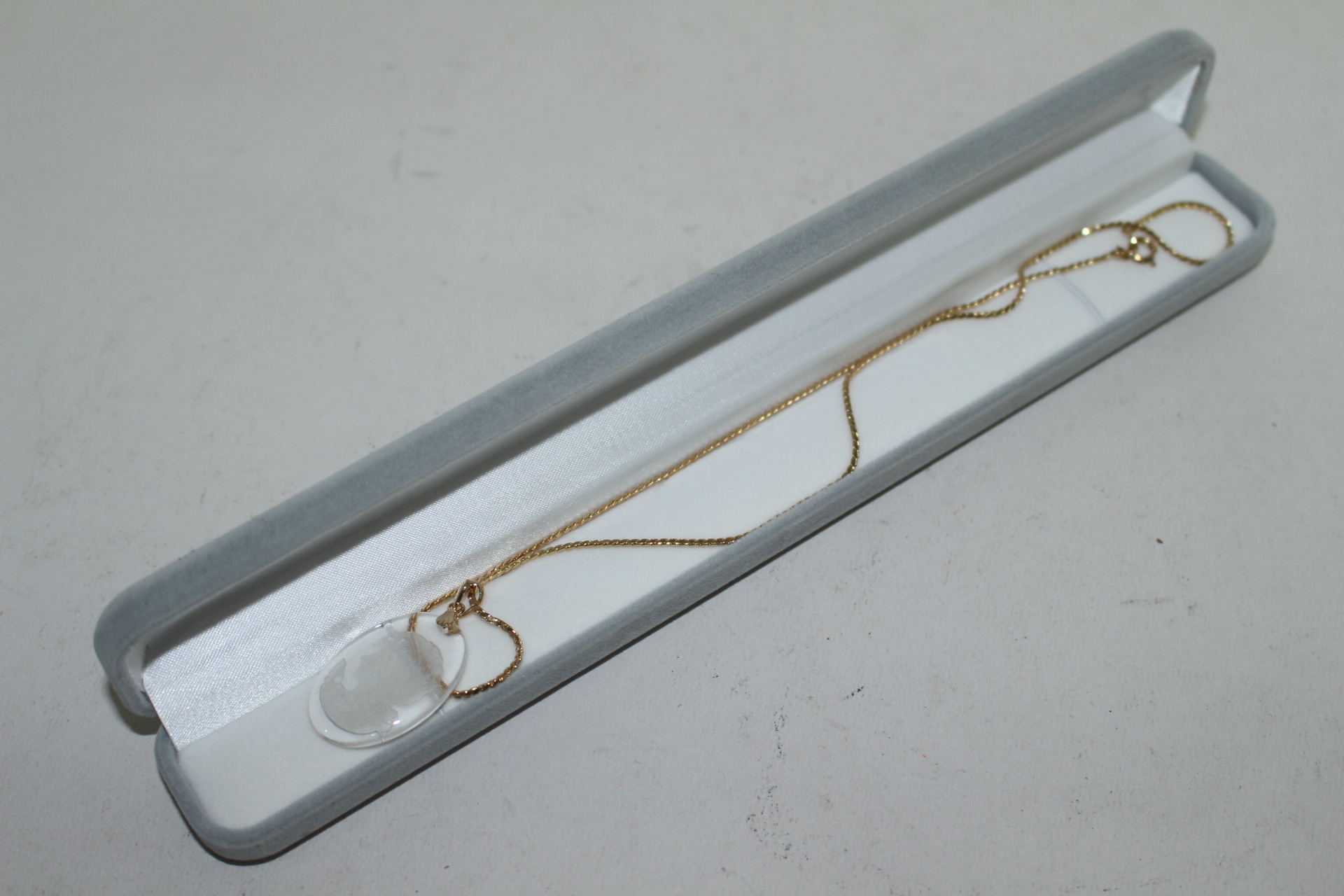 크리스탈 여인이 조각된 목걸이