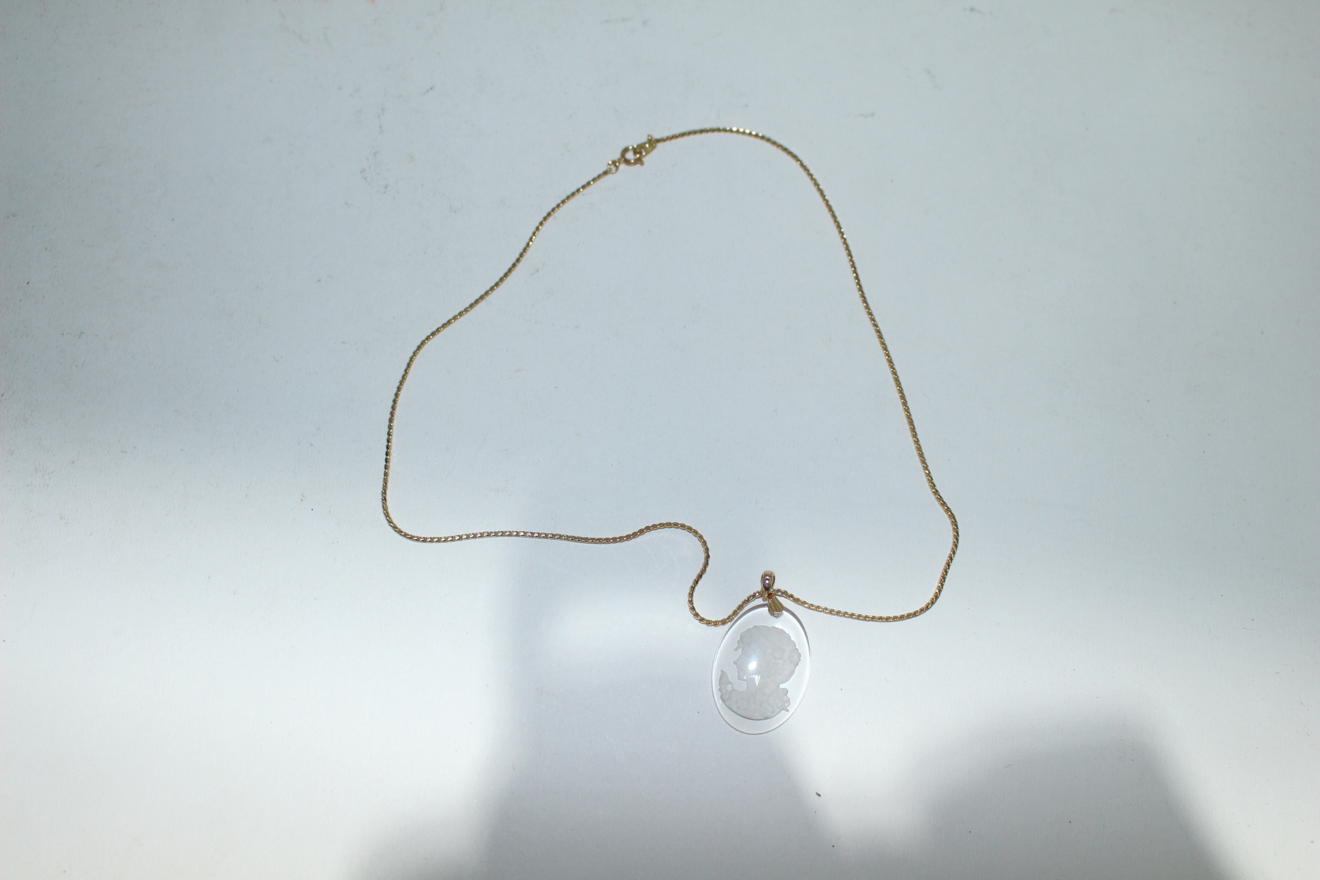 크리스탈 여인이 조각된 목걸이