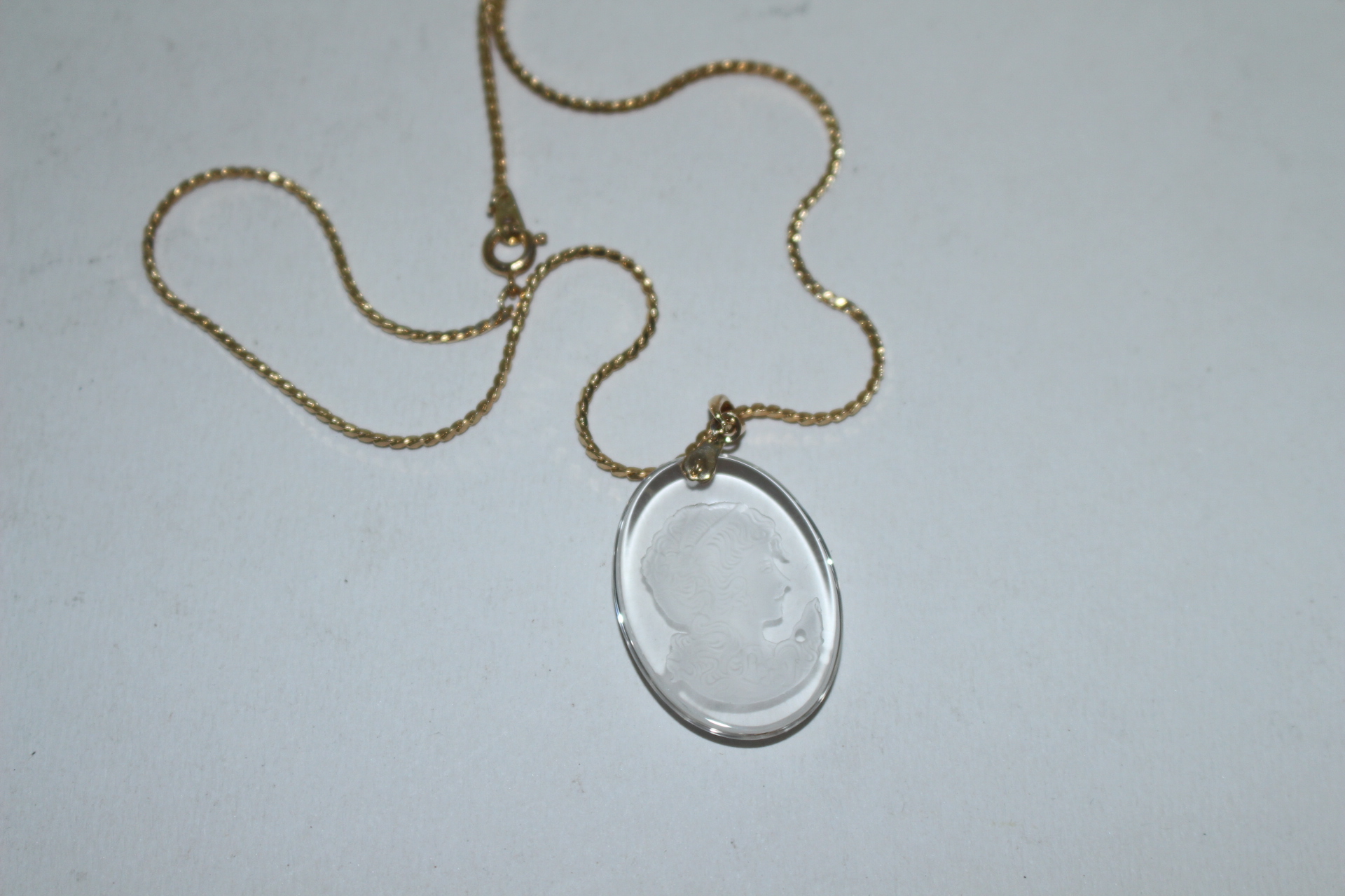 크리스탈 여인이 조각된 목걸이