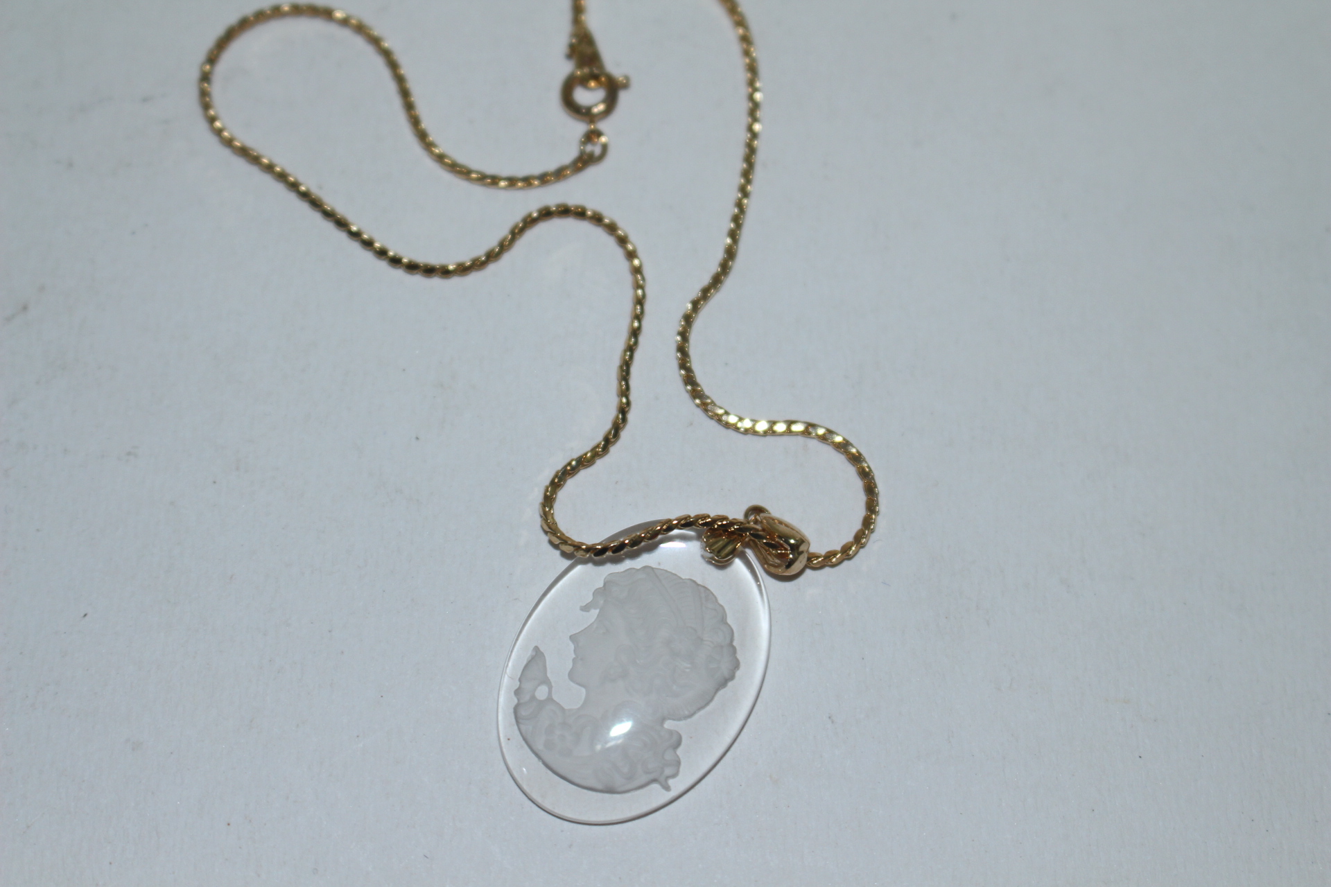 크리스탈 여인이 조각된 목걸이