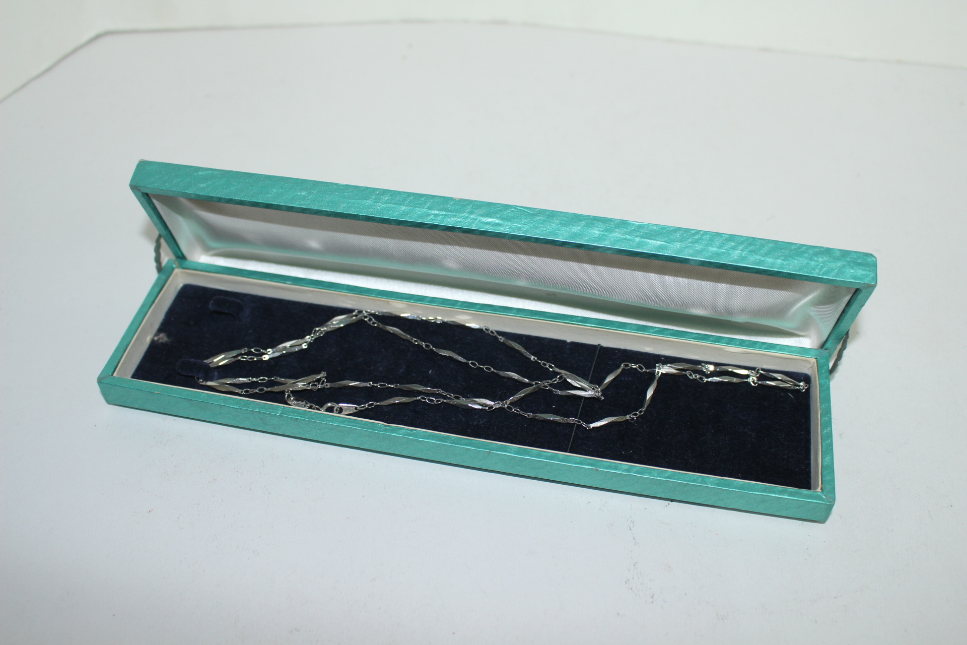 금속재질의 목걸이