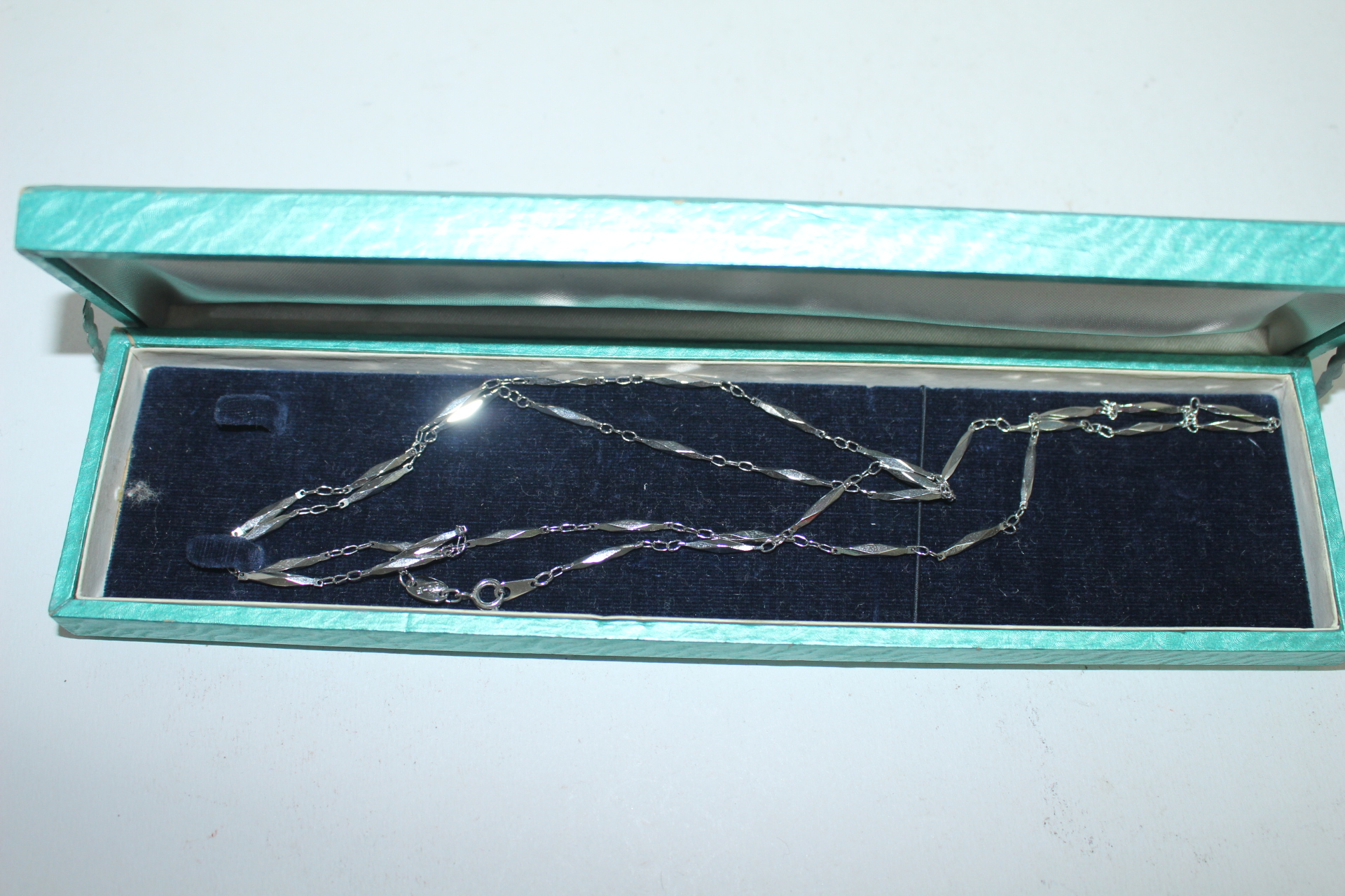 금속재질의 목걸이