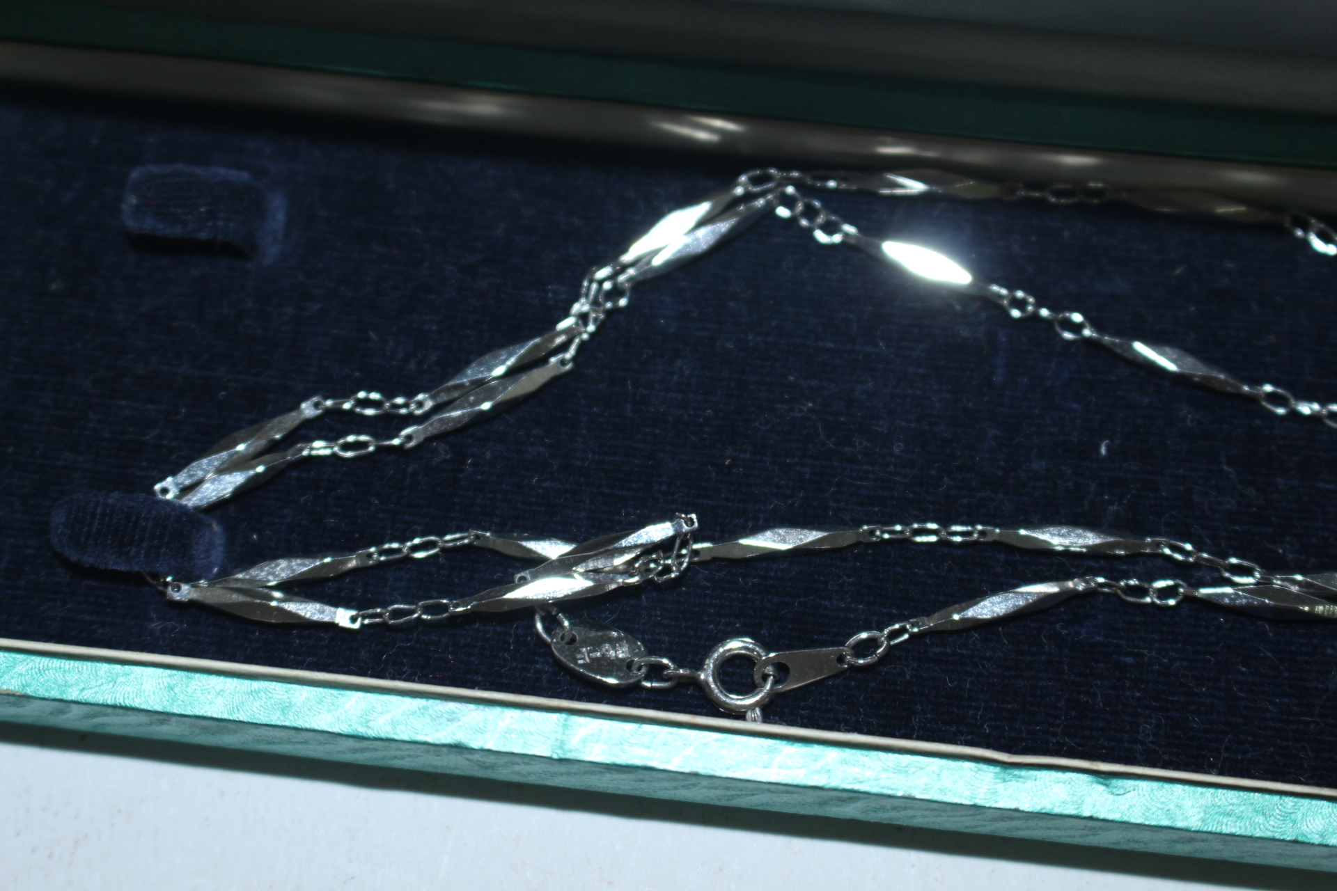 금속재질의 목걸이