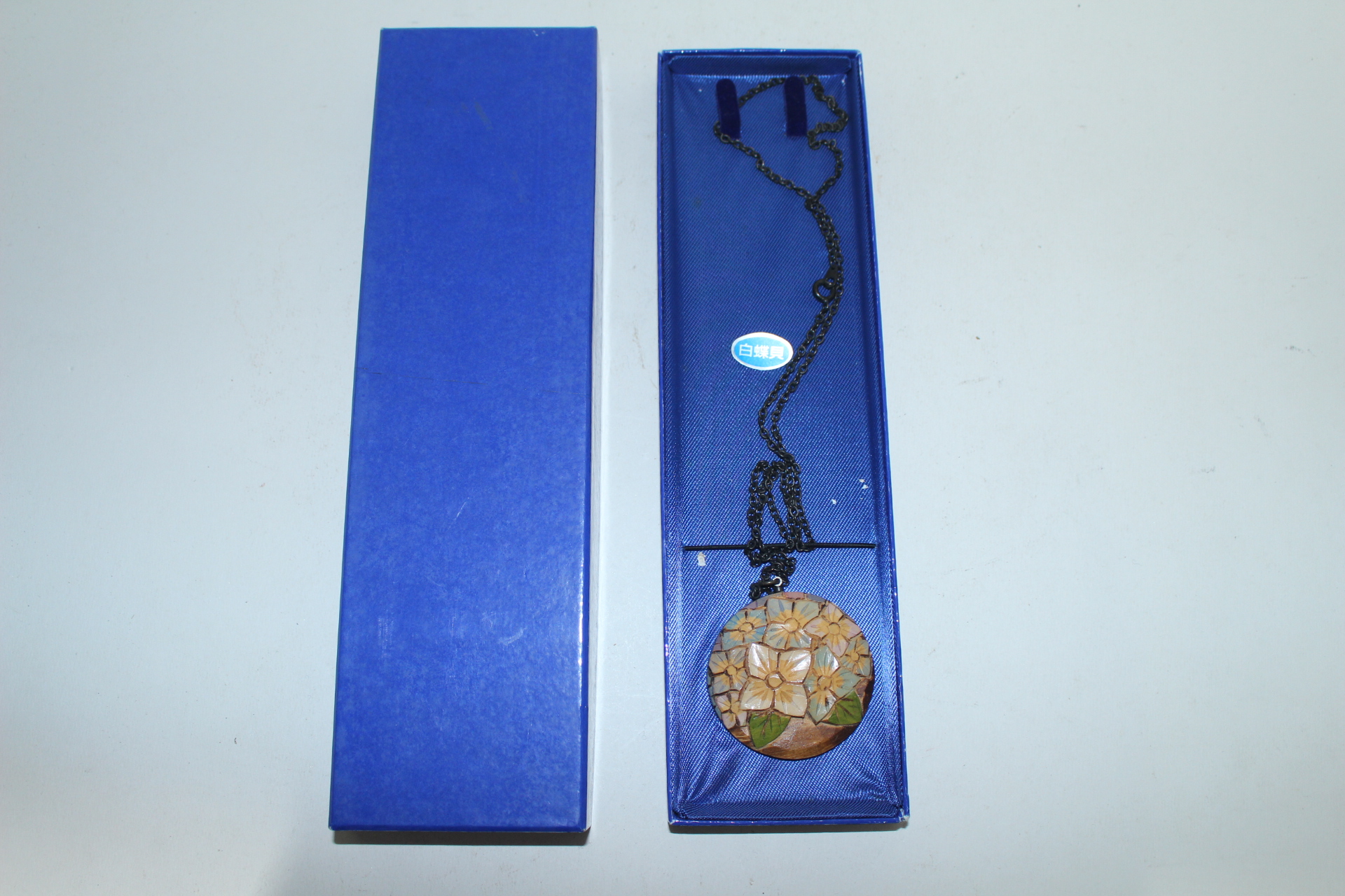 나무에 화문이 조각된 목걸이