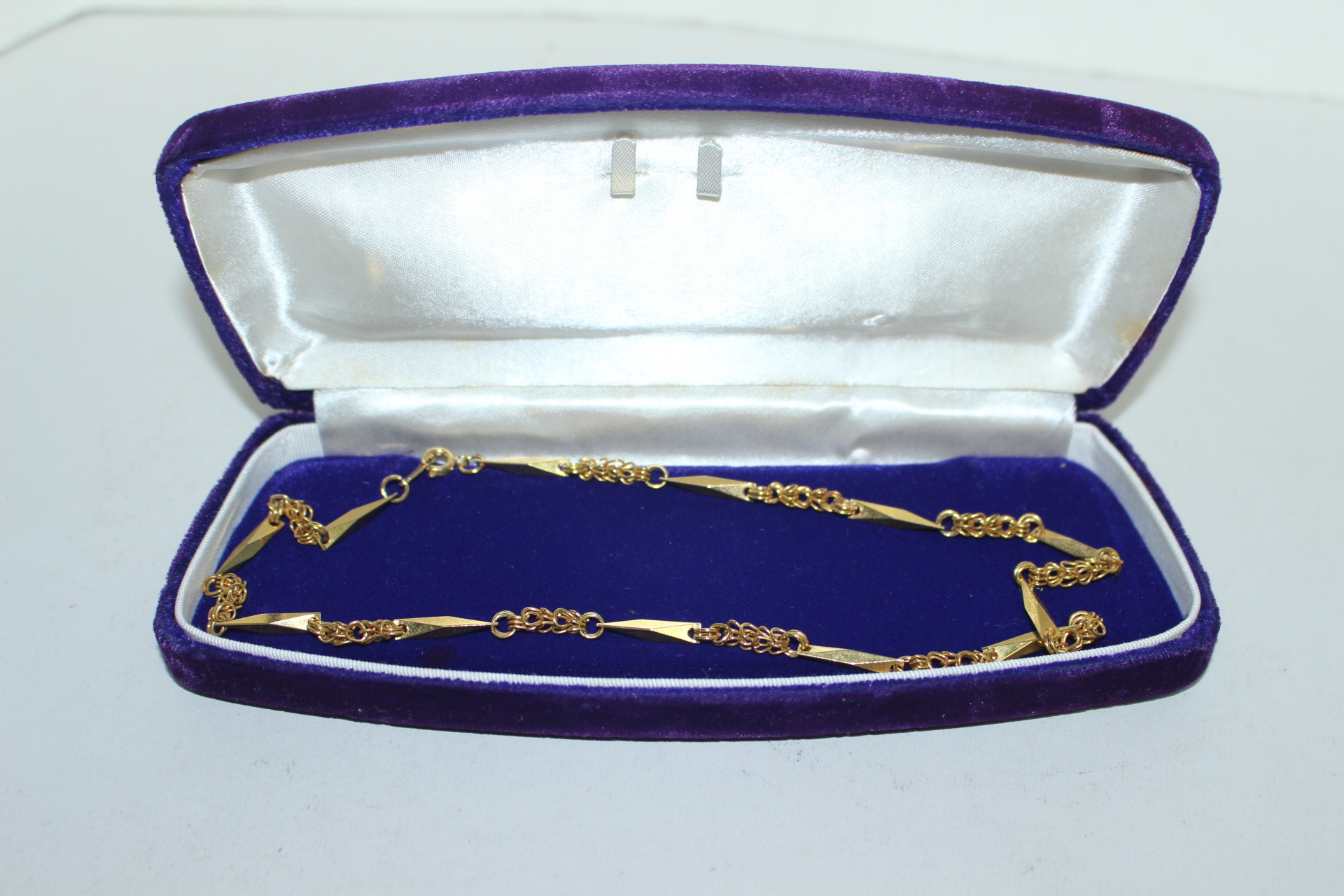 금속재질의 꽈베기 목걸이