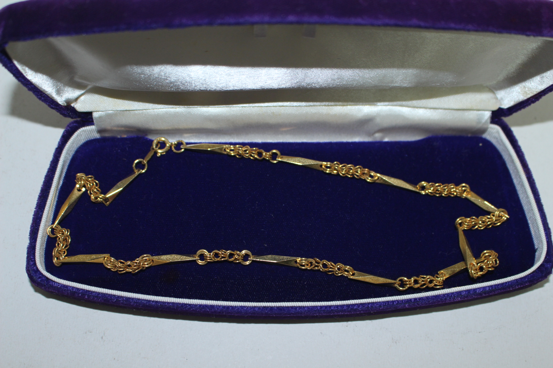 금속재질의 꽈베기 목걸이