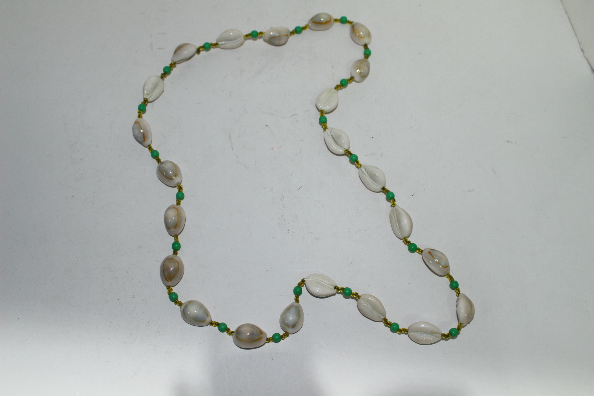 천연조개가 장식된 목걸이