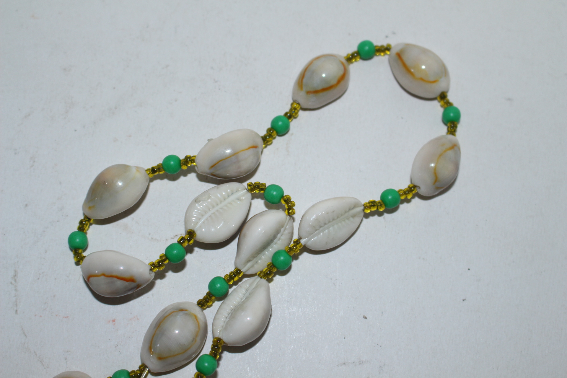 천연조개가 장식된 목걸이