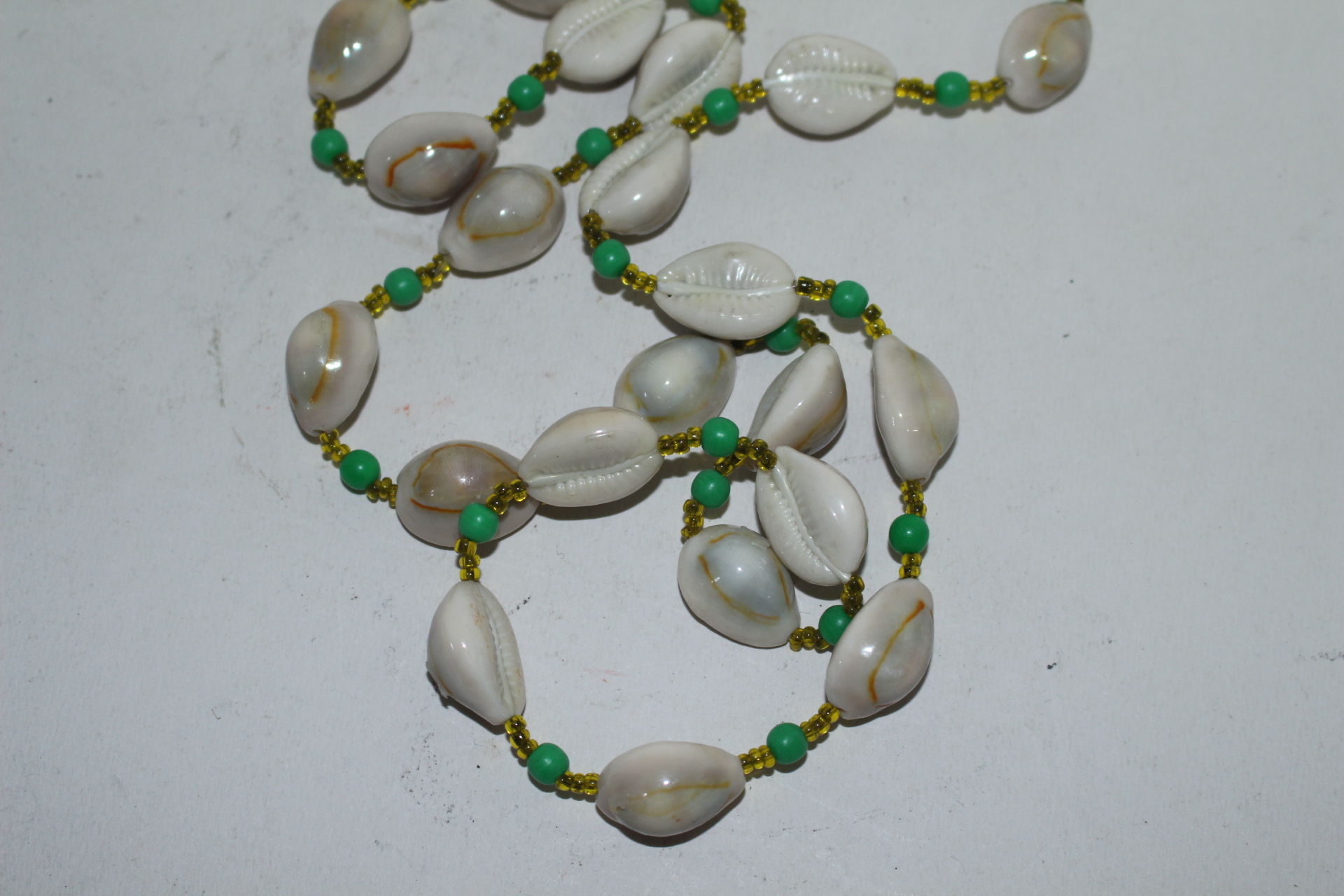 천연조개가 장식된 목걸이