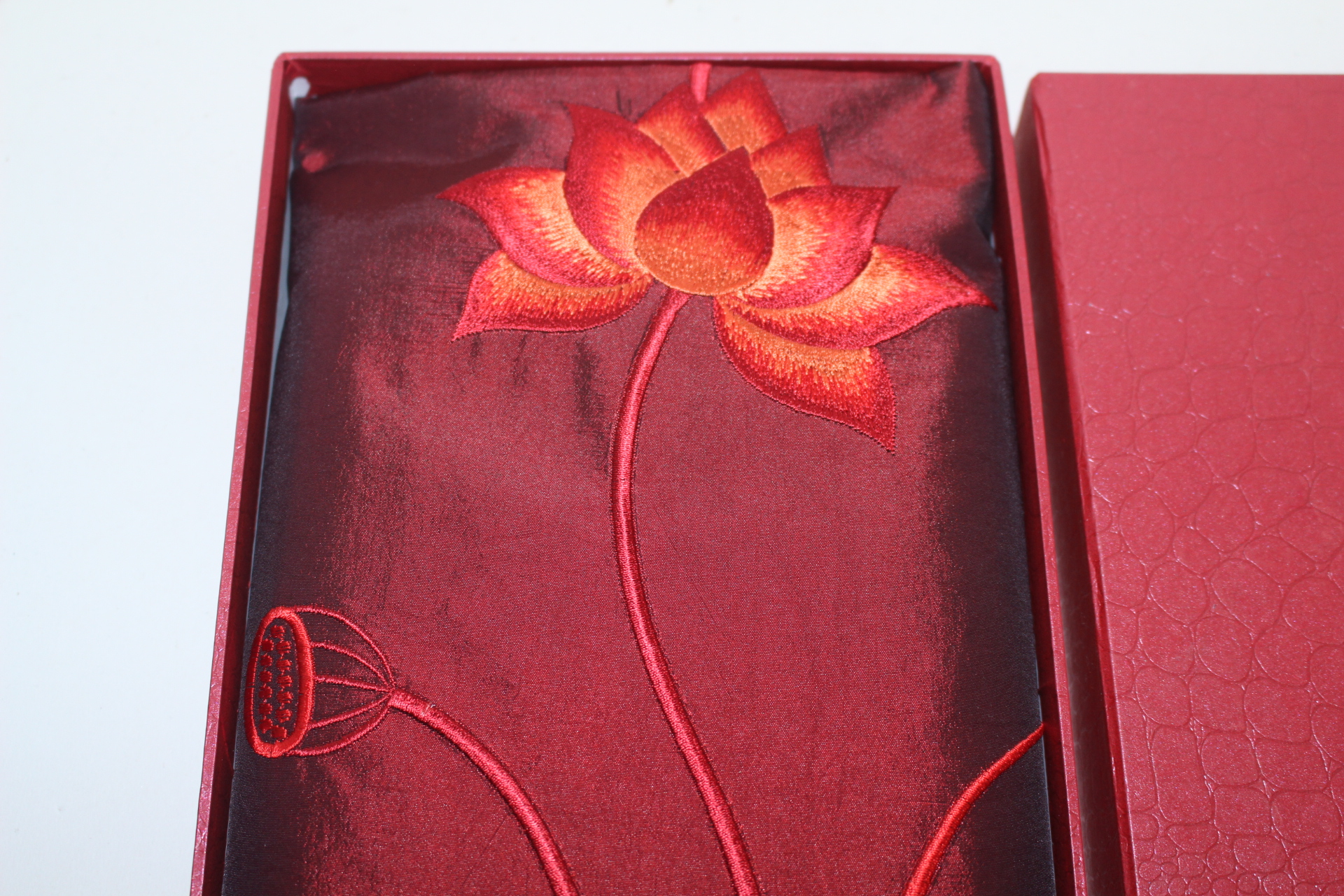 붉은천에 연꽃이 수놓아진 다포