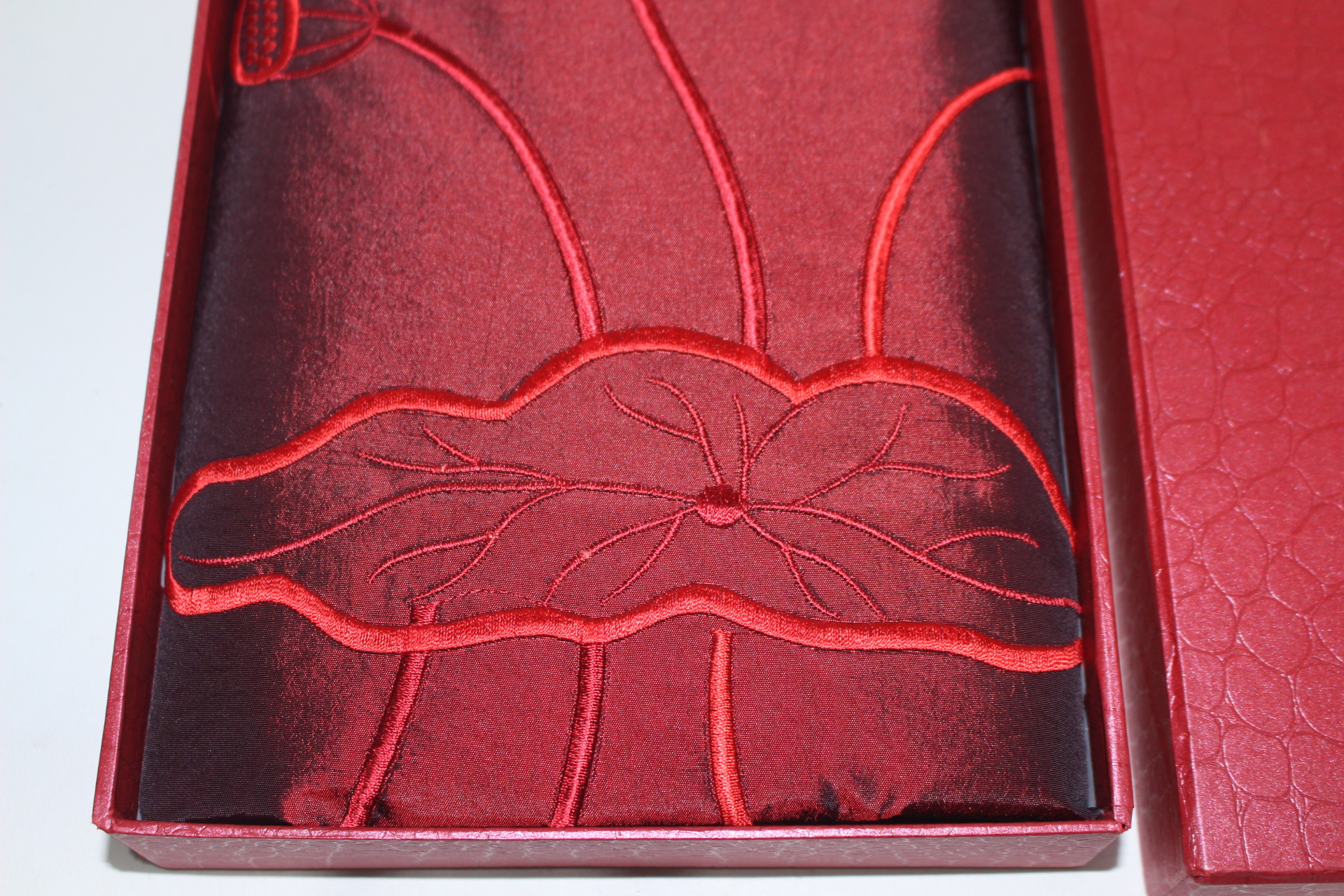 붉은천에 연꽃이 수놓아진 다포