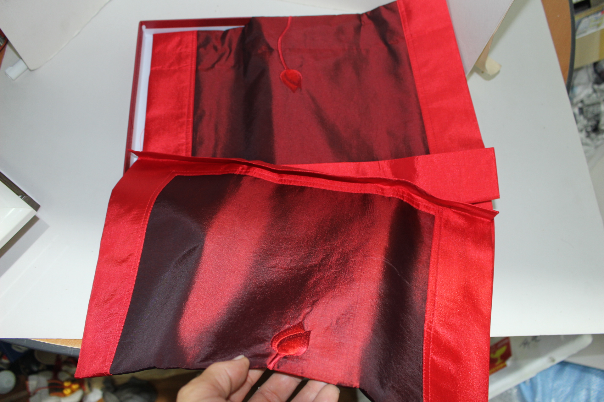 붉은천에 연꽃이 수놓아진 다포