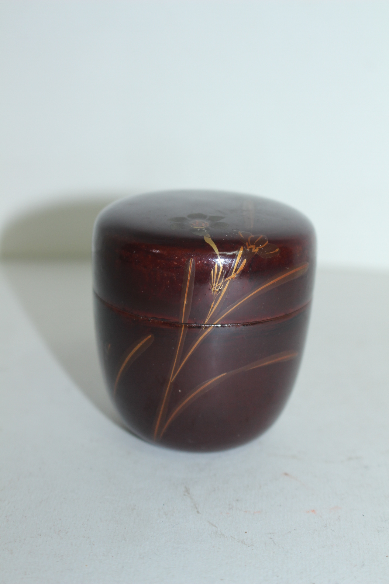 나무에 옷칠후 금채화문된 말차통