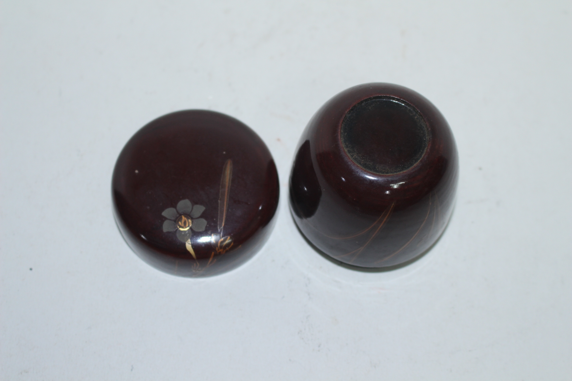 나무에 옷칠후 금채화문된 말차통