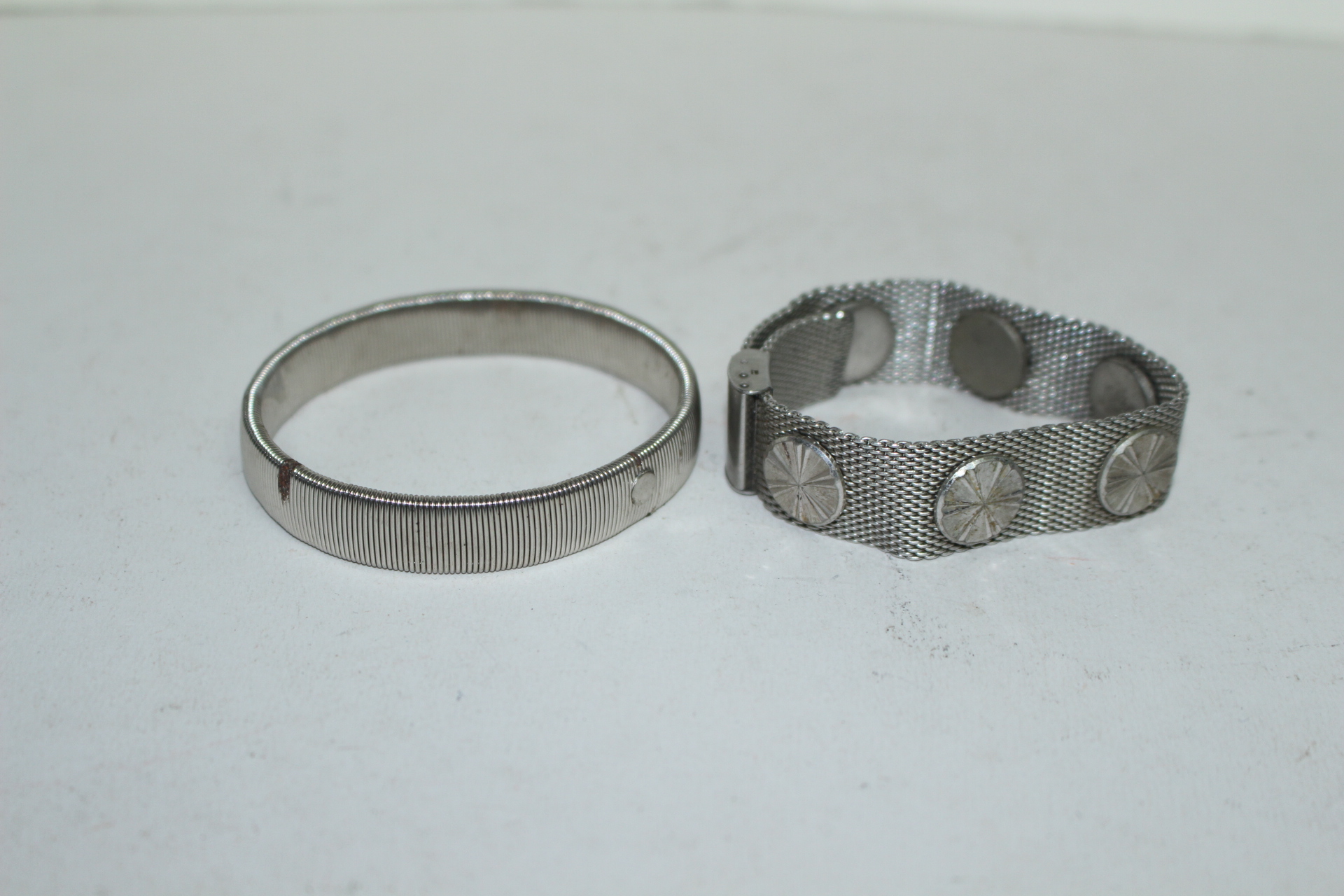 금속재질로된 팔찌 2점