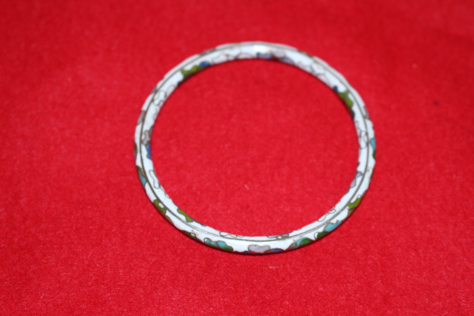 청동에 화문이 칠보된 팔찌