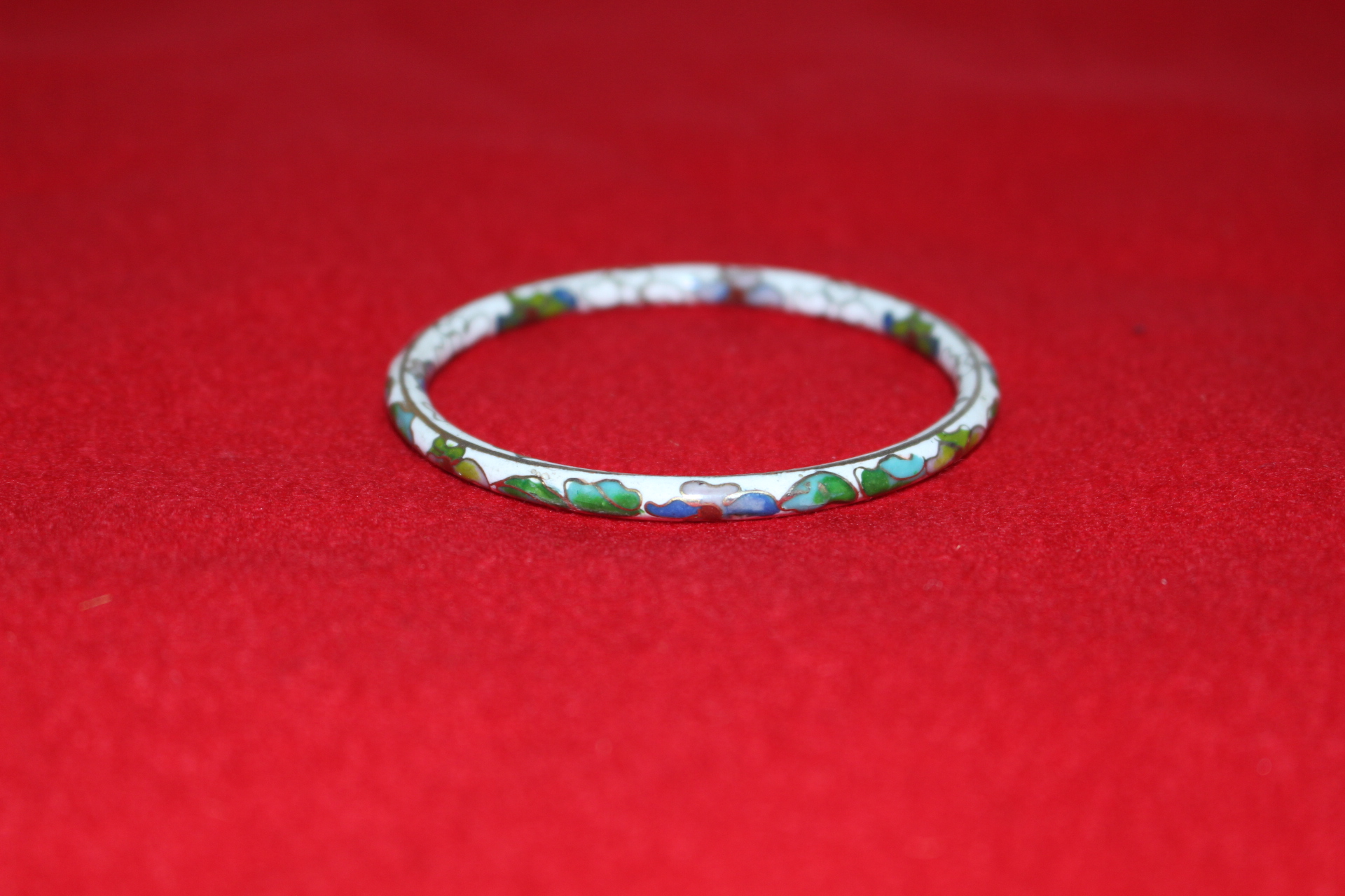 청동에 화문이 칠보된 팔찌