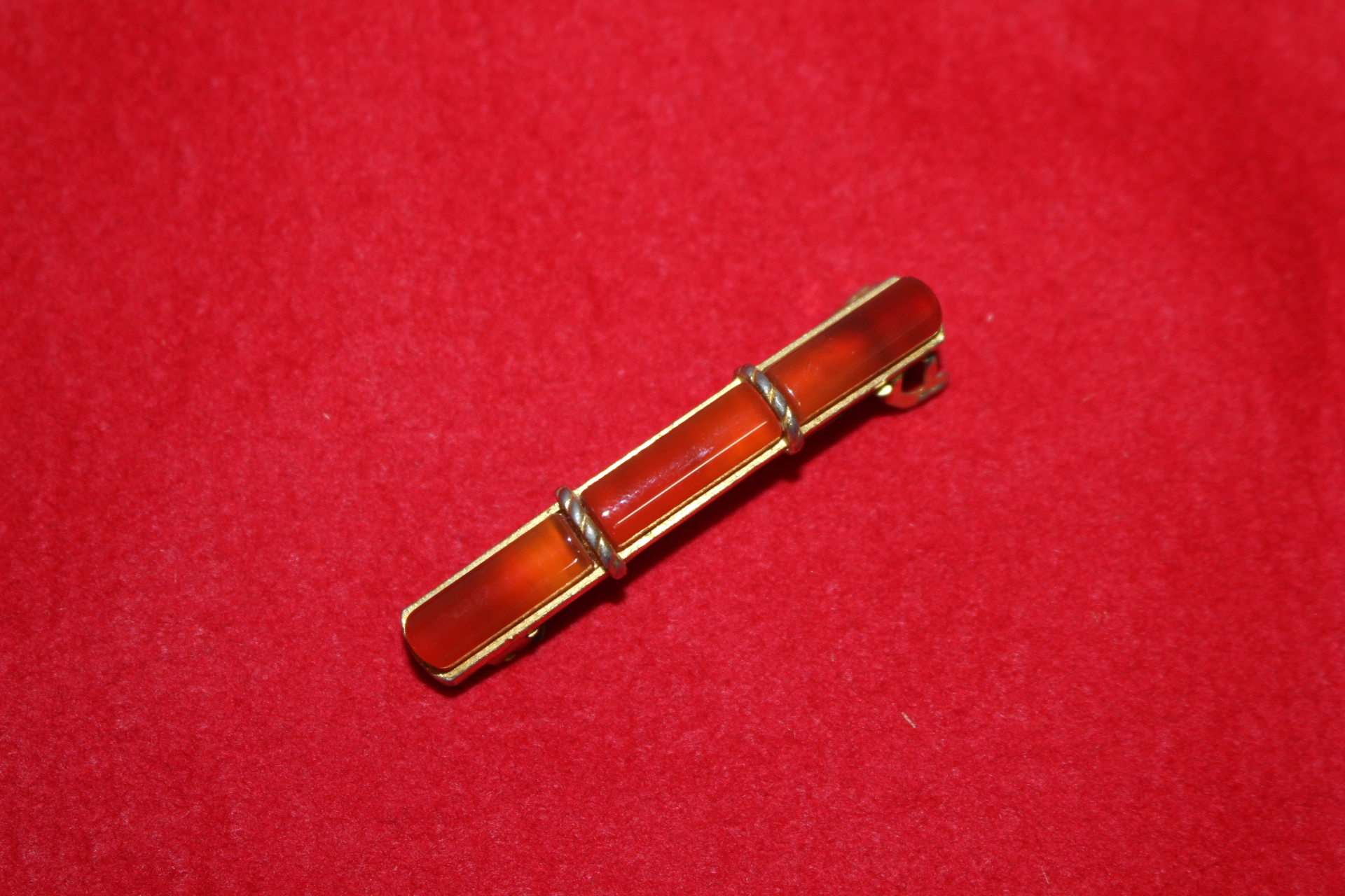 천연보석이 장식된 브롯지