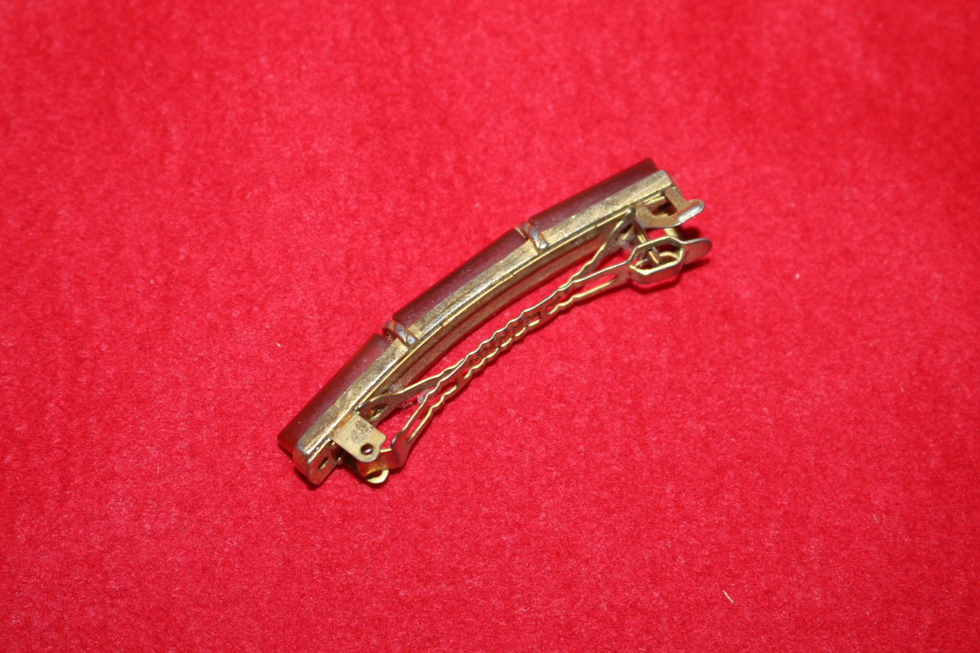 천연보석이 장식된 브롯지