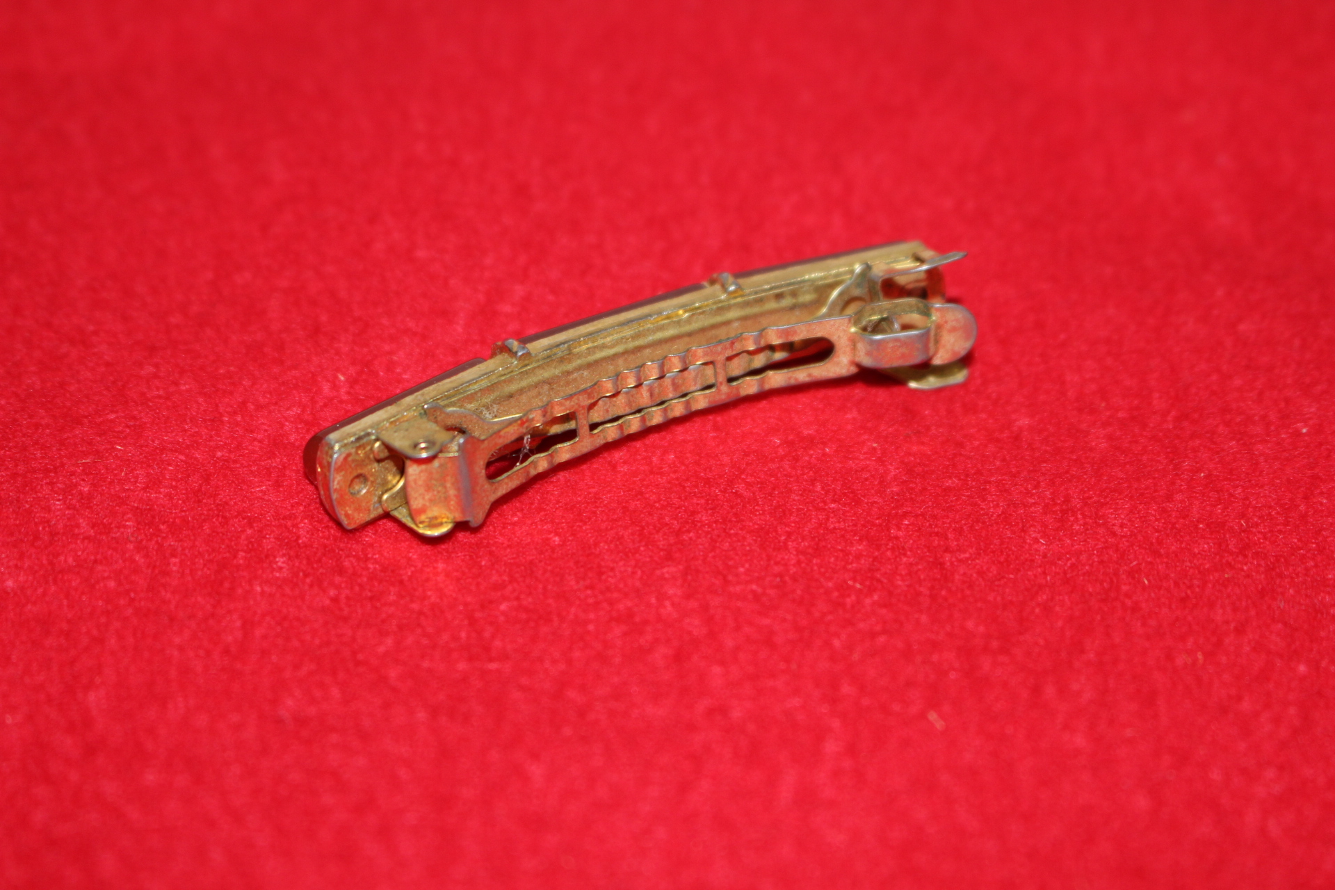 천연보석이 장식된 브롯지